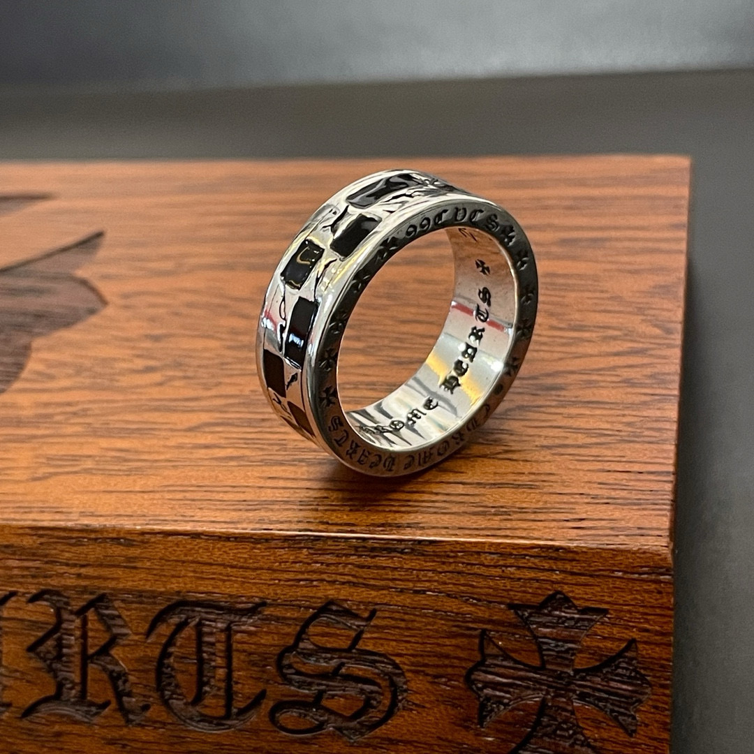 NO:603666,Batch [Counter Quality] Chrome Hearts Classic Retro Cross Flower Ring. The concave and convex shapes with different pattern design styles are unique. The cross scout flower is the symbol of Chrome Hearts, so it is more durable. The genuine pattern-printed Chrome Hearts Chrome Hearts necklace is different from the ordinary light version in the market. Match the version and standard quality. Look at the printing details. The degree of retro gray oxidation. Seiko version!  , jewelry boutique, chrome hearts, chrome hearts, necklace, ring19860909批【专柜品质】Chrome Hearts克罗心 经典复古十字花戒指 凹凸造型不同的花纹设计风格呈现出与众不同 十字架童军花是克罗心的标志 所以更经久不衰 正品打版Chrome Hearts克罗心项链区别市场普通轻版 对版对标品质 看字印细节 复古做旧灰氧程度.精工版本！,饰品精品,chrome hearts,chrome hearts,necklace,ring,Jewelry