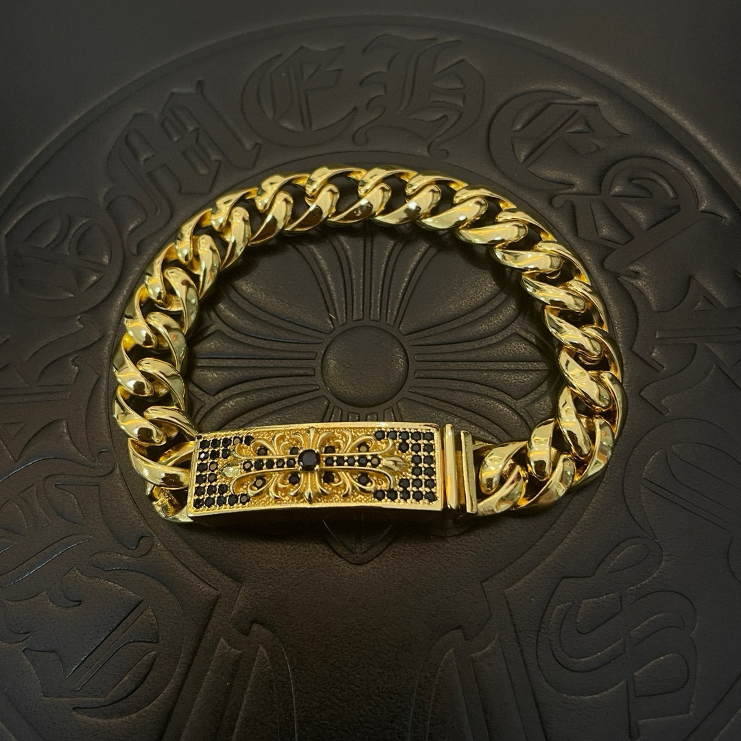 NO:603668,Batch of counter quality Chrome Hearts gold classic twist retro cross flower black diamond bracelet, concave and convex shapes with different pattern design styles, showing a distinctive cross. The Scout flower is the symbol of Chrome Hearts, so it is more durable. The genuine pattern-printed Chrome Hearts Chrome Hearts necklace is different from the ordinary light version in the market. Check the version and standard quality. Look at the printing details. The degree of retro gray oxidation. Seiko version!  !  !  Purely handmade ~ Authentic open mold fashion essentials. Can be worn by both men and women. Same style for couples. Official website original. Rock punk Thai silver style. Retro elements. Trendy and versatile!  , jewelry boutique, chrome hearts, chrome hearts, necklace, bracelet, gold19860909批 专柜品质Chrome Hearts克罗心黄金色经典麻花复古十字花黑钻手链,凹凸造型不同的花纹设计风格 呈现出与众不同 十字架 童军花是克罗心的志 所以更经久不衰 正品打版Chrome Hearts克罗心项链区别市场普通轻版 对版对标品质 看字印细节 复古做旧灰氧程度.精工版本！！！ 纯手工打造 ～正品开模潮流时尚必备 男女均可佩戴 情侣同款 官网原版 摇滚朋克泰银风格 复古元素 潮流百搭！,饰品精品,chrome hearts,chrome hearts,necklace,bracelet,gold,Jewelry