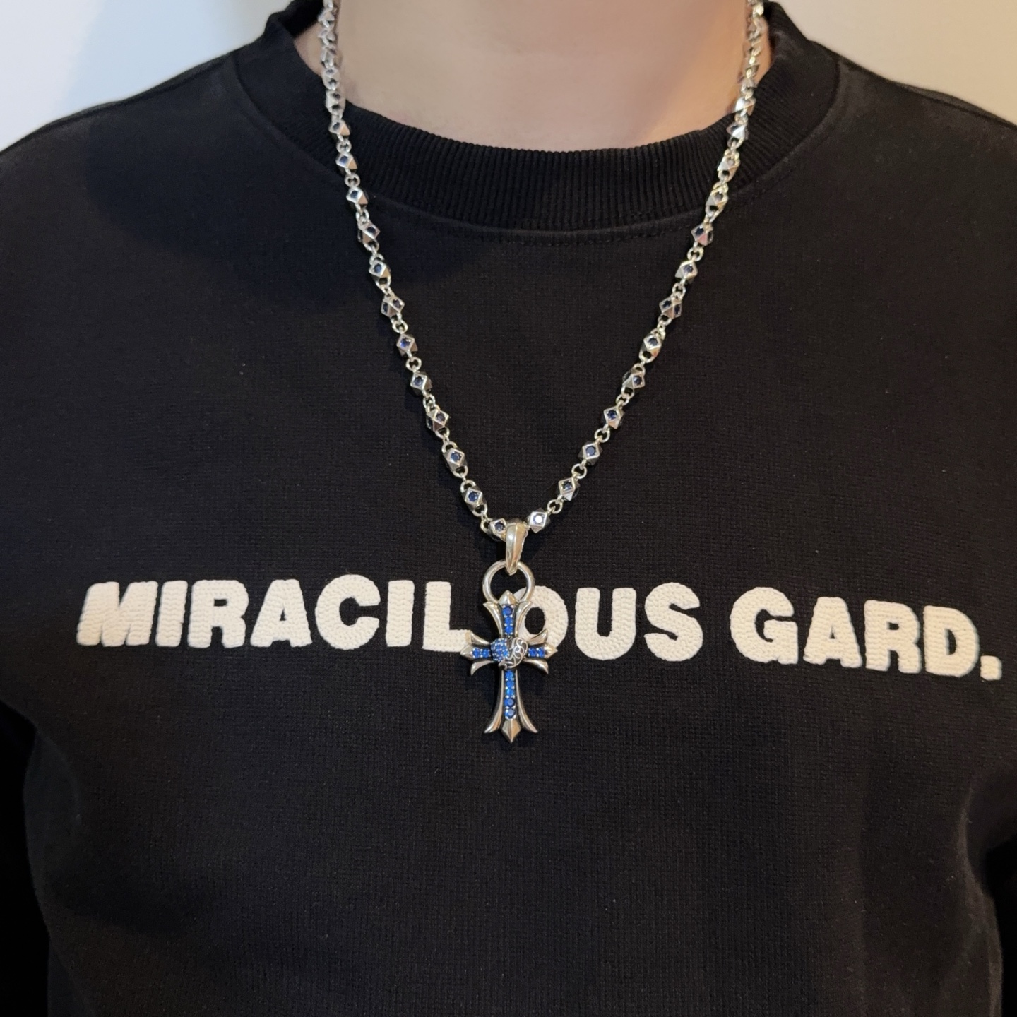 NO:641252,New [Counter Quality] Chrome Hearts Blue Diamond Necklace, Blue Diamond Peach Heart Cross Pendant, Concave and Concave Shapes, Different Pattern Design Styles, Showing a Distinctive Cross, Scout Flower is Chrome Hearts' Emblem, So It's More Enduring. Authentic Chrome Hearts Patterning, Differentiates from Ordinary Light Versions in the Market, Matching Version, Standard Quality, Look at the Printing Details, Retro and Old Gray Oxygen Level. Seiko Version!  !  !  Purely handmade ~ Authentic open mold fashion essentials. Can be worn by both men and women. Same style for couples. Official website original. Rock punk Thai silver style. Retro elements. Trendy and versatile!  , jewelry boutique, chrome hearts, chrome hearts, necklace19860909新款【专柜品质】Chrome Hearts克罗心蓝钻项链 蓝钻桃心十字架吊坠 凹凸造型不同的花纹设计风格 呈现出与众不同 十字架 童军花是克罗心的志 所以更经久不衰 正品打版Chrome Hearts克罗心 区别市场普通轻版 对版对标品质 看字印细节 复古做旧灰氧程度.精工版本！！！ 纯手工打造 ～正品开模潮流时尚必备 男女均可佩戴 情侣同款 官网原版 摇滚朋克泰银风格 复古元素 潮流百搭！,饰品精品,chrome hearts,chrome hearts,necklace,Jewelry