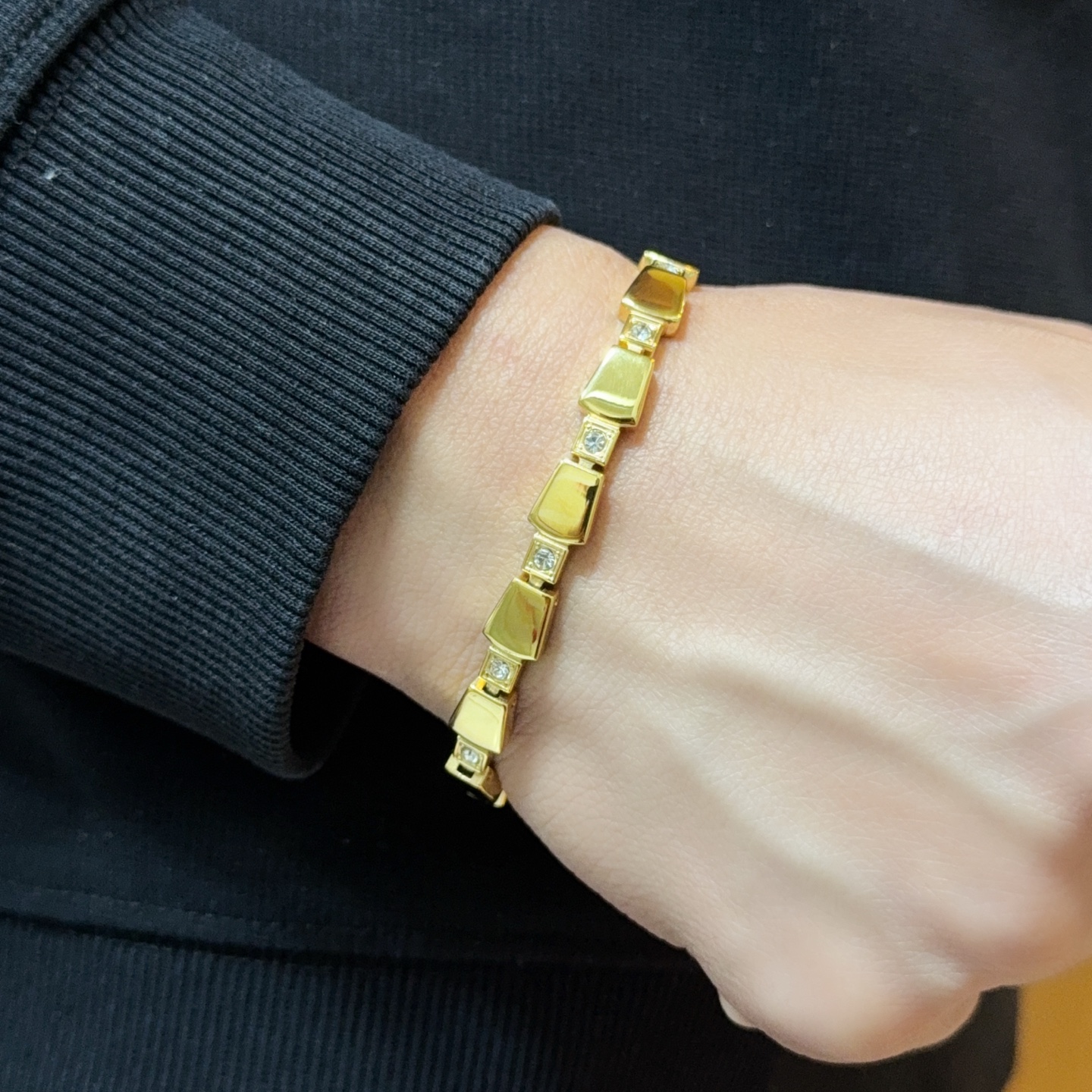 NO:604133,Batch New [Counter Quality] Chrome Hearts Classic Retro Gold Bracelet. Concave and convex shapes with different pattern design styles, showing a distinctive cross. The Scout flower is the symbol of Chrome Hearts, so it is more durable. Genuine patterned Chrome Hearts distinguishes the ordinary light version in the market. Match the version and benchmark quality. Look at the printing details. The degree of retro gray oxidation. Seiko version!  !  !  Purely handmade ~ Authentic open mold fashion essentials. Can be worn by both men and women. Same style for couples. Official website original. Rock punk Thai silver style. Retro elements. Trendy and versatile!  , jewelry boutique, chrome hearts, chrome hearts, bracelet19860909批 新款【专柜品质】Chrome Hearts克罗心经典复古金色手链 凹凸造型不同的花纹设计风格 呈现出与众不同 十字架 童军花是克罗心的志 所以更经久不衰 正品打版Chrome Hearts克罗心 区别市场普通轻版 对版对标品质 看字印细节 复古做旧灰氧程度.精工版本！！！ 纯手工打造 ～正品开模潮流时尚必备 男女均可佩戴 情侣同款 官网原版 摇滚朋克泰银风格 复古元素 潮流百搭！,饰品精品,chrome hearts,chrome hearts,bracelet,Jewelry