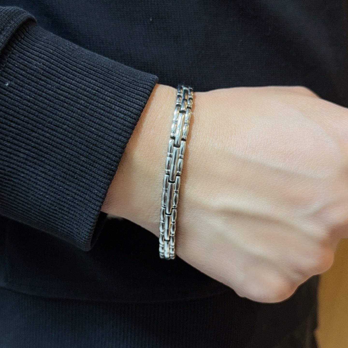 NO:604135,Batch New [Counter Quality] Chrome Hearts Classic Retro Bracelet. Concave and convex shapes with different pattern design styles, showing a distinctive cross. The Scout flower is the symbol of Chrome Hearts, so it is more durable. Genuine pattern-printed Chrome Hearts distinguishes the ordinary light version in the market. Match the version and standard quality. Look at the printing details. The degree of retro gray oxidation. Seiko version!  !  !  Purely handmade ~ Authentic open mold fashion essentials. Can be worn by both men and women. Same style for couples. Official website original. Rock punk Thai silver style. Retro elements. Trendy and versatile!  , jewelry boutique, chrome hearts, chrome hearts, bracelet19860909批 新款【专柜品质】Chrome Hearts克罗心经典复古手链 凹凸造型不同的花纹设计风格 呈现出与众不同 十字架 童军花是克罗心的志 所以更经久不衰 正品打版Chrome Hearts克罗心 区别市场普通轻版 对版对标品质 看字印细节 复古做旧灰氧程度.精工版本！！！ 纯手工打造 ～正品开模潮流时尚必备 男女均可佩戴 情侣同款 官网原版 摇滚朋克泰银风格 复古元素 潮流百搭！,饰品精品,chrome hearts,chrome hearts,bracelet,Jewelry