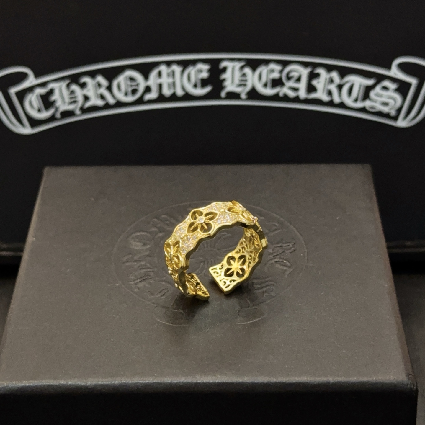 NO:604141,[Counter quality] Chrome Hearts gold-colored cross flower open ring. The concave and convex shapes have different pattern design styles that are unique. The cross scout flower is the symbol of Chrome Hearts, so it is more durable. The genuine pattern-printed Chrome Hearts Chrome Hearts necklace is different from the ordinary light version in the market. Match the version and standard quality. Look at the printing details. The degree of retro gray oxidation. Seiko version!  , jewelry boutique, chrome hearts, chrome hearts, necklace, ring, gold19860909【专柜品质】Chrome Hearts克罗心黄金色十字花开口戒指 凹凸造型不同的花纹设计风格呈现出与众不同 十字架童军花是克罗心的标志 所以更经久不衰 正品打版Chrome Hearts克罗心项链区别市场普通轻版 对版对标品质 看字印细节 复古做旧灰氧程度.精工版本！,饰品精品,chrome hearts,chrome hearts,necklace,ring,gold,Jewelry