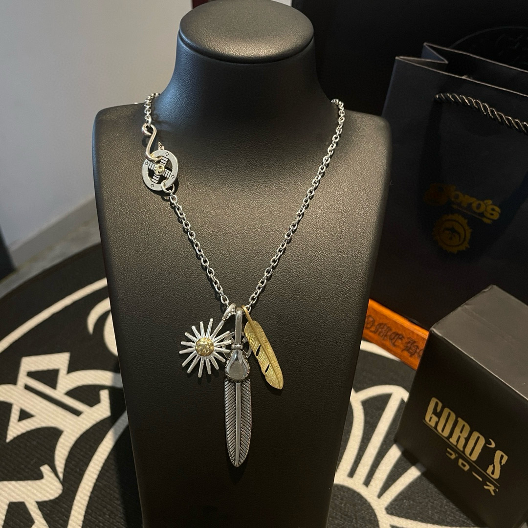 💰185    【新品上架】Goro’s高桥吾郎海胆金贝羽毛项链，顶级版本 认准独家拍摄 主攻高端市场 绝对区别普通版本！图片产品细节与ZP一致！原版制作工艺 精工品质 纯手工打造 ～正品开模💝潮流时尚必备 男女均可佩戴 情侣款同款 摇滚朋克泰银风格 复古元素 潮流百搭 官网同款❤️