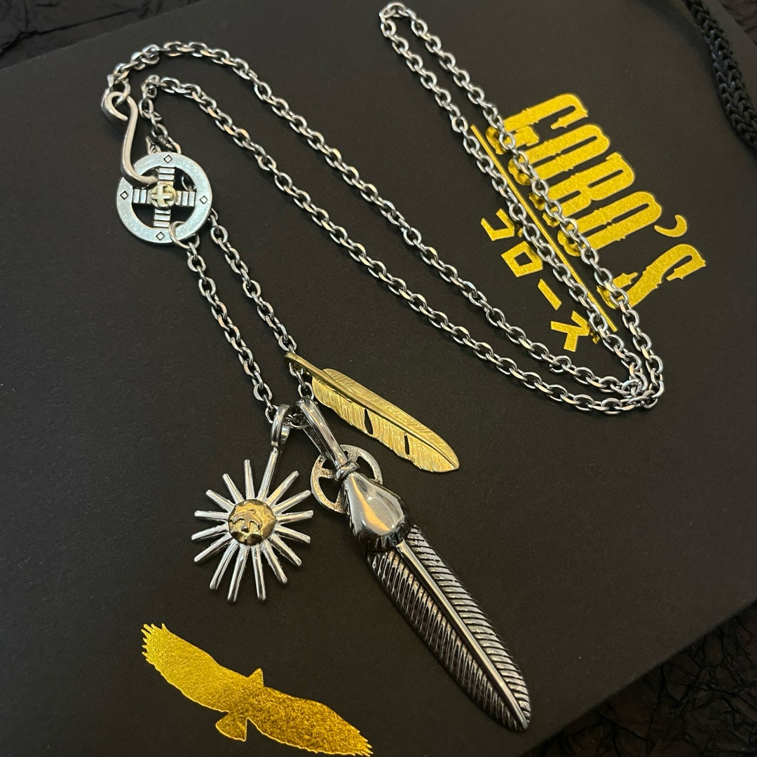 💰185    【新品上架】Goro’s高桥吾郎海胆金贝羽毛项链，顶级版本 认准独家拍摄 主攻高端市场 绝对区别普通版本！图片产品细节与ZP一致！原版制作工艺 精工品质 纯手工打造 ～正品开模💝潮流时尚必备 男女均可佩戴 情侣款同款 摇滚朋克泰银风格 复古元素 潮流百搭 官网同款❤️