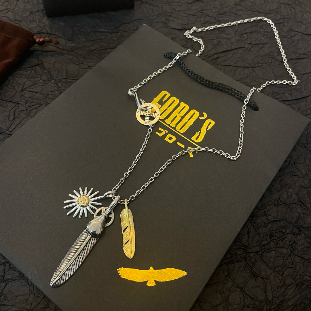 💰185    【新品上架】Goro’s高桥吾郎海胆金贝羽毛项链，顶级版本 认准独家拍摄 主攻高端市场 绝对区别普通版本！图片产品细节与ZP一致！原版制作工艺 精工品质 纯手工打造 ～正品开模💝潮流时尚必备 男女均可佩戴 情侣款同款 摇滚朋克泰银风格 复古元素 潮流百搭 官网同款❤️