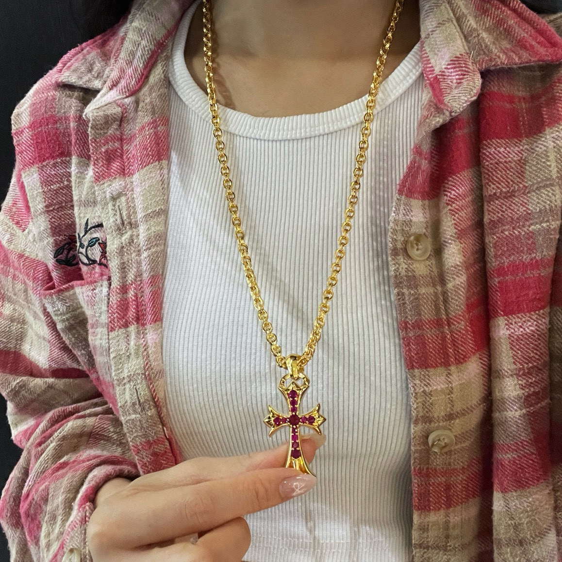 NO:641332,Chrome hearts, gold-plated red diamond water drop cross, with ch letter chain, gold-plated, hand-set red diamonds, high-end texture, fashionable combination, boutique jewelry, chrome hearts, gold plating19860909克罗心 镀金红钻水滴十字架 搭配ch字母链 镀金 手工镶嵌红钻 质感高级 时尚搭配,饰品精品,chrome hearts,gold plating,Jewelry