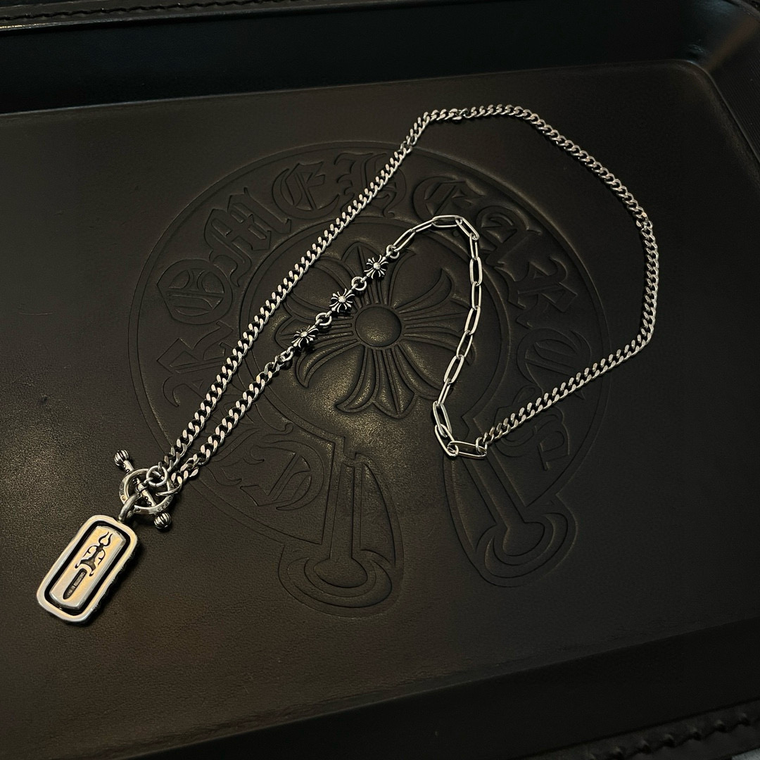 批💰175  抖音/快手/ins/小红书/直播热门 ，新款【专柜品质】Chrome Hearts克罗心十字花项链 ，灵动方牌吊坠，凹凸造型不同的花纹设计风格 呈现出与众不同 十字架 童军花是克罗心的志 所以更经久不衰 正品打版Chrome Hearts克罗心 区别市场普通轻版 对版对标品质 看字印细节 复古做旧灰氧程度.精工版本！！！ 纯手工打造 ～正品开模💝潮流时尚必备 男女均可佩戴 情侣同款 官网原版 摇滚朋克泰银风格 复古元素 潮流百搭！