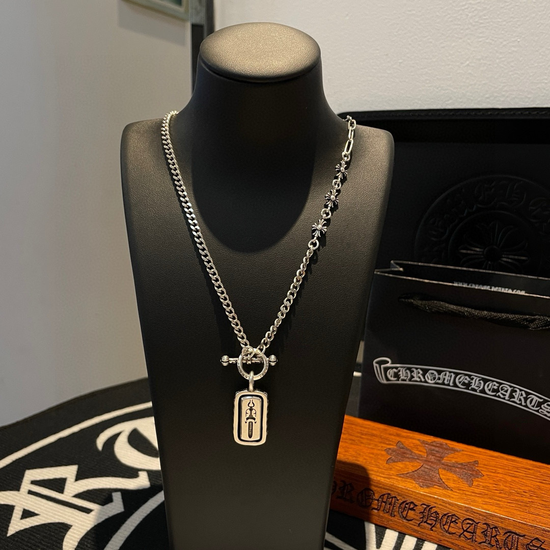 批💰175  抖音/快手/ins/小红书/直播热门 ，新款【专柜品质】Chrome Hearts克罗心十字花项链 ，灵动方牌吊坠，凹凸造型不同的花纹设计风格 呈现出与众不同 十字架 童军花是克罗心的志 所以更经久不衰 正品打版Chrome Hearts克罗心 区别市场普通轻版 对版对标品质 看字印细节 复古做旧灰氧程度.精工版本！！！ 纯手工打造 ～正品开模💝潮流时尚必备 男女均可佩戴 情侣同款 官网原版 摇滚朋克泰银风格 复古元素 潮流百搭！