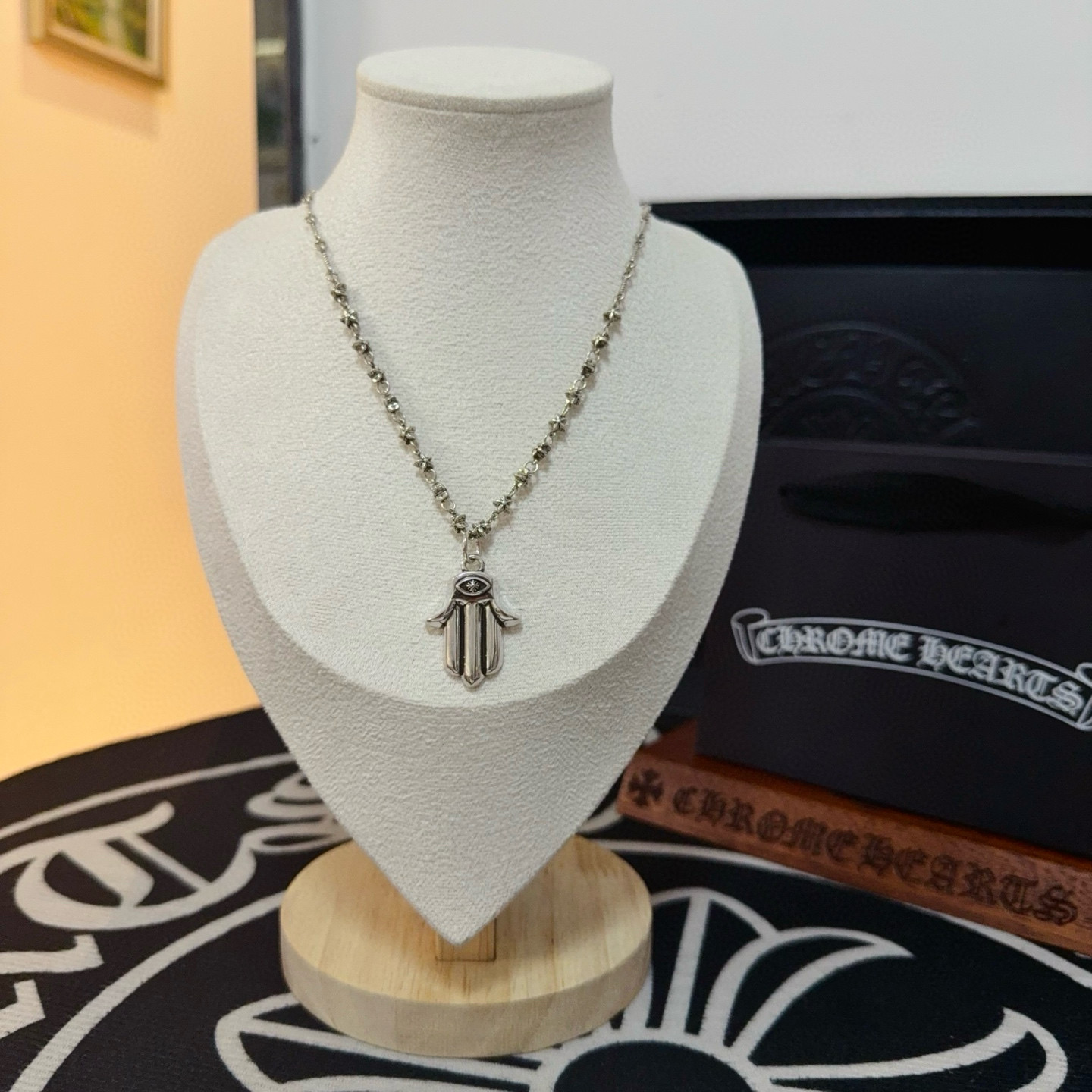 NO:641325,New [counter quality] Chrome Hearts Chrome Hearts twist five-star flower necklace, different concave and convex shapes of pattern design styles, showing a distinctive cross and Scout flower is the symbol of Chrome Hearts, so it is more durable. Genuine pattern-printed Chrome Hearts Chrome Hearts is different from the ordinary light version in the market. Check the quality of the version. Look at the printing details, the degree of retro gray oxidation. Seiko version!  !  !  Purely handmade ~ Authentic open mold fashion essentials. Can be worn by both men and women. Same style for couples. Official website original. Rock punk Thai silver style. Retro elements. Trendy and versatile!  , jewelry boutique, chrome hearts, chrome hearts, necklace19860909新款【专柜品质】Chrome Hearts克罗心麻花五星花项链 ,凹凸造型不同的花纹设计风格 呈现出与众不同 十字架 童军花是克罗心的志 所以更经久不衰 正品打版Chrome Hearts克罗心 区别市场普通轻版 对版对标品质 看字印细节 复古做旧灰氧程度.精工版本！！！ 纯手工打造 ～正品开模潮流时尚必备 男女均可佩戴 情侣同款 官网原版 摇滚朋克泰银风格 复古元素 潮流百搭！,饰品精品,chrome hearts,chrome hearts,necklace,Jewelry