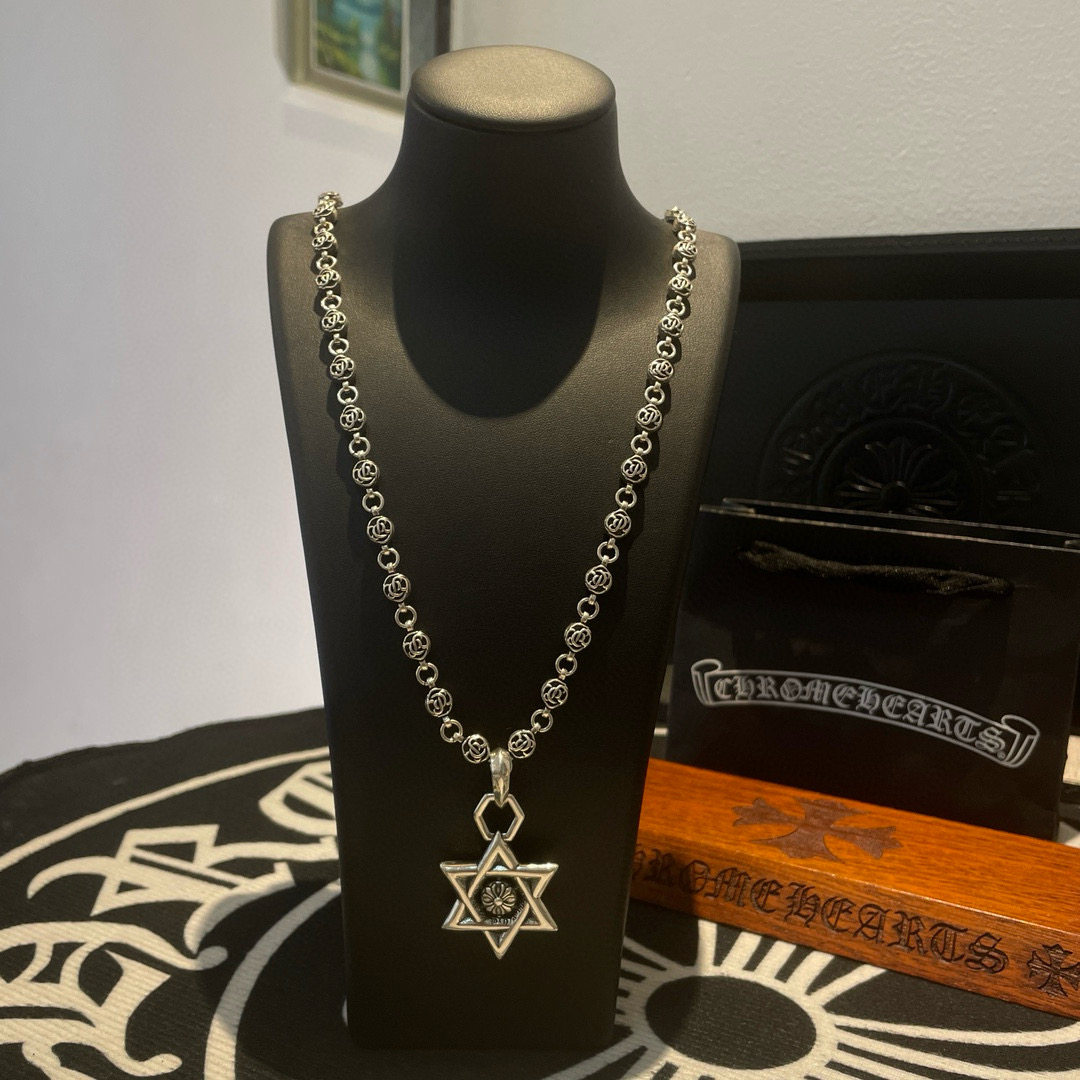 NO:642043,Batch Douyin / Kuaishou / ins / Xiaohongshu / live broadcast popular, new [counter quality] Chrome Hearts Chrome Hearts flower ball necklace, six-pointed star pendant, different concave and convex shapes, pattern design style, showing a distinctive cross. The Scout flower is the symbol of Chrome Hearts, so it is more durable. Genuine patterned Chrome Hearts Chrome Hearts is different from the ordinary light version in the market. Match the standard quality. Look at the printing details. The degree of retro gray oxidation. Seiko version!  !  !  Purely handmade ~ Authentic open mold fashion essentials. Can be worn by both men and women. Same style for couples. Official website original. Rock punk Thai silver style. Retro elements. Trendy and versatile!  , jewelry boutique, chrome hearts, chrome hearts, necklace19860909批 抖音/快手/ins/小红书/直播热门 ,新款【专柜品质】Chrome Hearts克罗花球项链 ,六芒星吊坠,凹凸造型不同的花纹设计风格 呈现出与众不同 十字架 童军花是克罗心的志 所以更经久不衰 正品打版Chrome Hearts克罗心 区别市场普通轻版 对版对标品质 看字印细节 复古做旧灰氧程度.精工版本！！！ 纯手工打造 ～正品开模潮流时尚必备 男女均可佩戴 情侣同款 官网原版 摇滚朋克泰银风格 复古元素 潮流百搭！,饰品精品,chrome hearts,chrome hearts,necklace,Jewelry