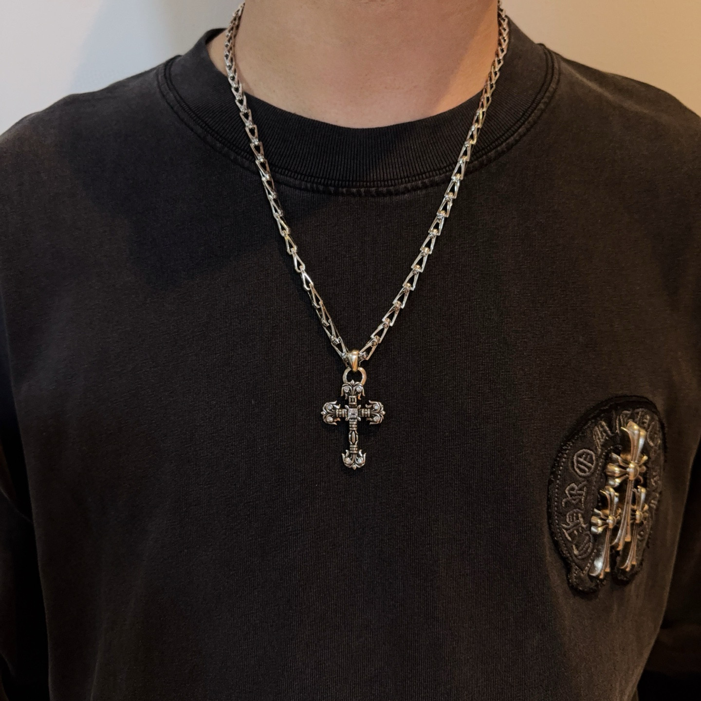 NO:642030,New [Counter Quality] Chrome Hearts Vintage Cross Necklace, Flame Cross Pendant, Concave and Concave Shape, Different Pattern Design Styles Make It Different. The Cross Scout Flower is the symbol of Chrome Hearts, so it is more durable. Genuine patterned Chrome Hearts necklace is different from the ordinary light version in the market. Match the version to the standard quality. Look at the printing details, the degree of retro ash oxidation. Seiko version!  , jewelry boutique, chrome hearts, chrome hearts, necklace19860909新款【专柜品质】Chrome Hearts克罗心复古十字架项链 火焰十字架吊坠 凹凸造型不同的花纹设计风格呈现出与众不同 十字架童军花是克罗心的标志 所以更经久不衰 正品打版Chrome Hearts克罗心项链区别市场普通轻版 对版对标品质 看字印细节 复古做旧灰氧程度.精工版本！,饰品精品,chrome hearts,chrome hearts,necklace,Jewelry