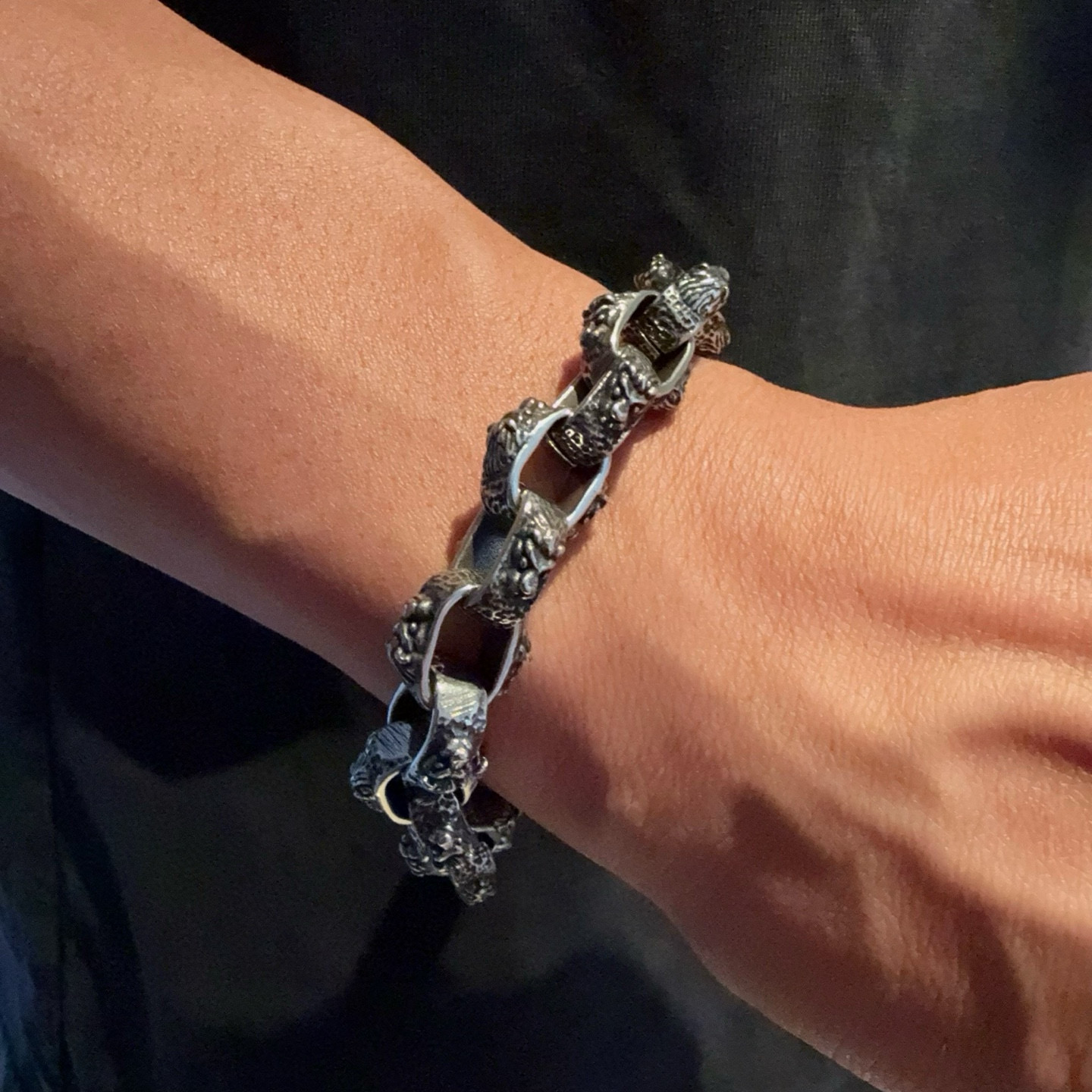 NO:642035,The new [counter quality] Chrome Hearts retro distressed interlocking bracelet, with different concave and convex shapes, the pattern design style is unique. The Cross Scout flower is the symbol of Chrome Hearts, so it is more durable. Genuine pattern-printed Chrome Hearts distinguishes the ordinary light version in the market. Match the version and benchmark quality. Look at the printing details. The degree of retro gray oxidation. Seiko version!  , jewelry boutique, chrome hearts, chrome hearts, bracelet19860909新款【专柜品质】Chrome Hearts克罗心复古做旧互扣手链,凹凸造型不同的花纹设计风格呈现出与众不同 十字架童军花是克罗心的标志 所以更经久不衰 正品打版Chrome Hearts克罗心 区别市场普通轻版 对版对标品质 看字印细节 复古做旧灰氧程度.精工版本！,饰品精品,chrome hearts,chrome hearts,bracelet,Jewelry