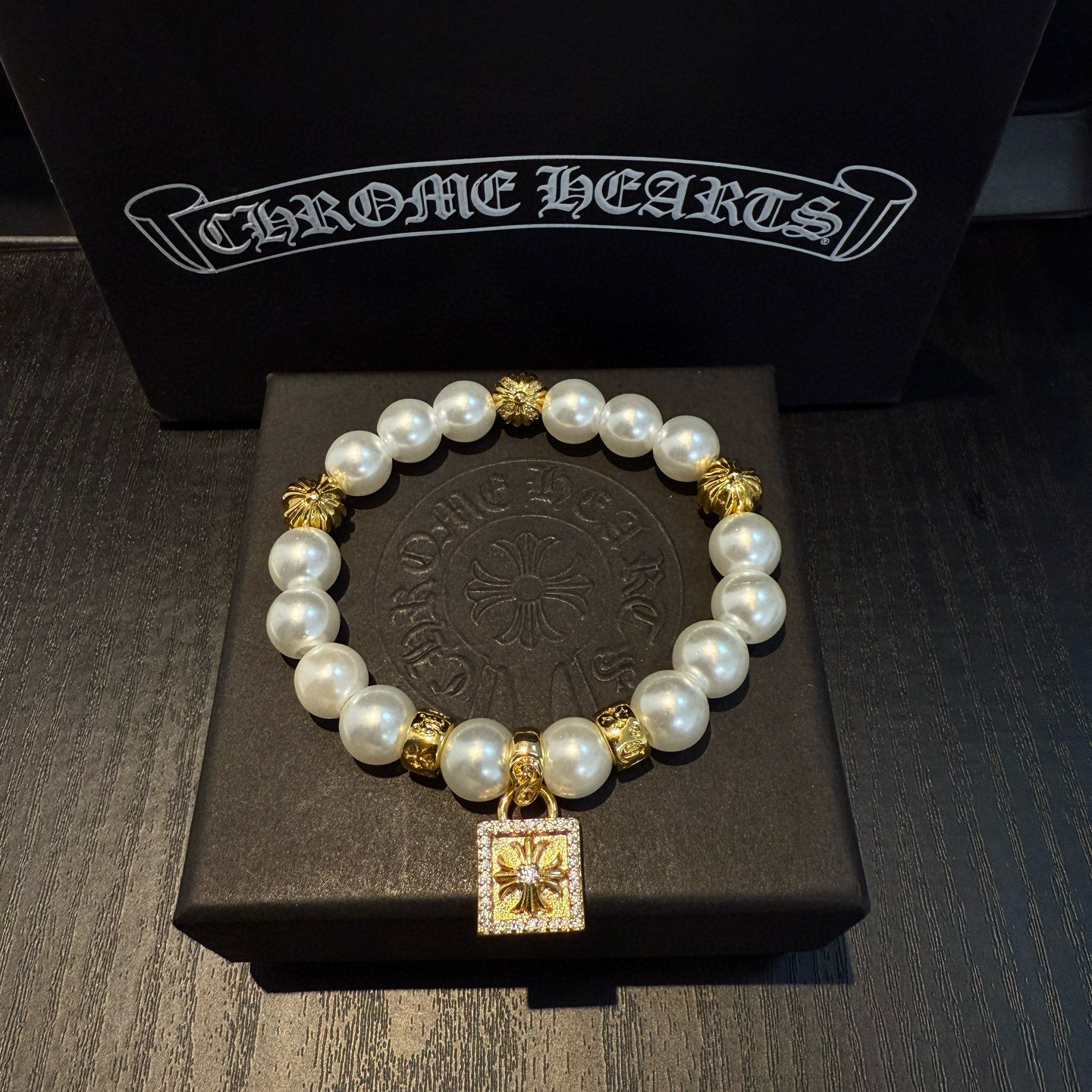 NO:642044,New [counter quality] Chrome Hearts retro multi-element pearl bracelet. The concave and convex shapes and different pattern design styles are distinctive. The cross scout flower is the symbol of Chrome Hearts, so it is more durable. The genuine patterned Chrome Hearts necklace is different from the ordinary light version in the market. Match the version and benchmark quality. Look at the printing details. The degree of retro gray oxidation. Seiko version!  , jewelry boutique, chrome hearts, chrome hearts, necklace, bracelet19860909新款【专柜品质】Chrome Hearts克罗心复古多元素珍珠手串手链 凹凸造型不同的花纹设计风格呈现出与众不同 十字架童军花是克罗心的标志 所以更经久不衰 正品打版Chrome Hearts克罗心项链区别市场普通轻版 对版对标品质 看字印细节 复古做旧灰氧程度.精工版本！,饰品精品,chrome hearts,chrome hearts,necklace,bracelet,Jewelry