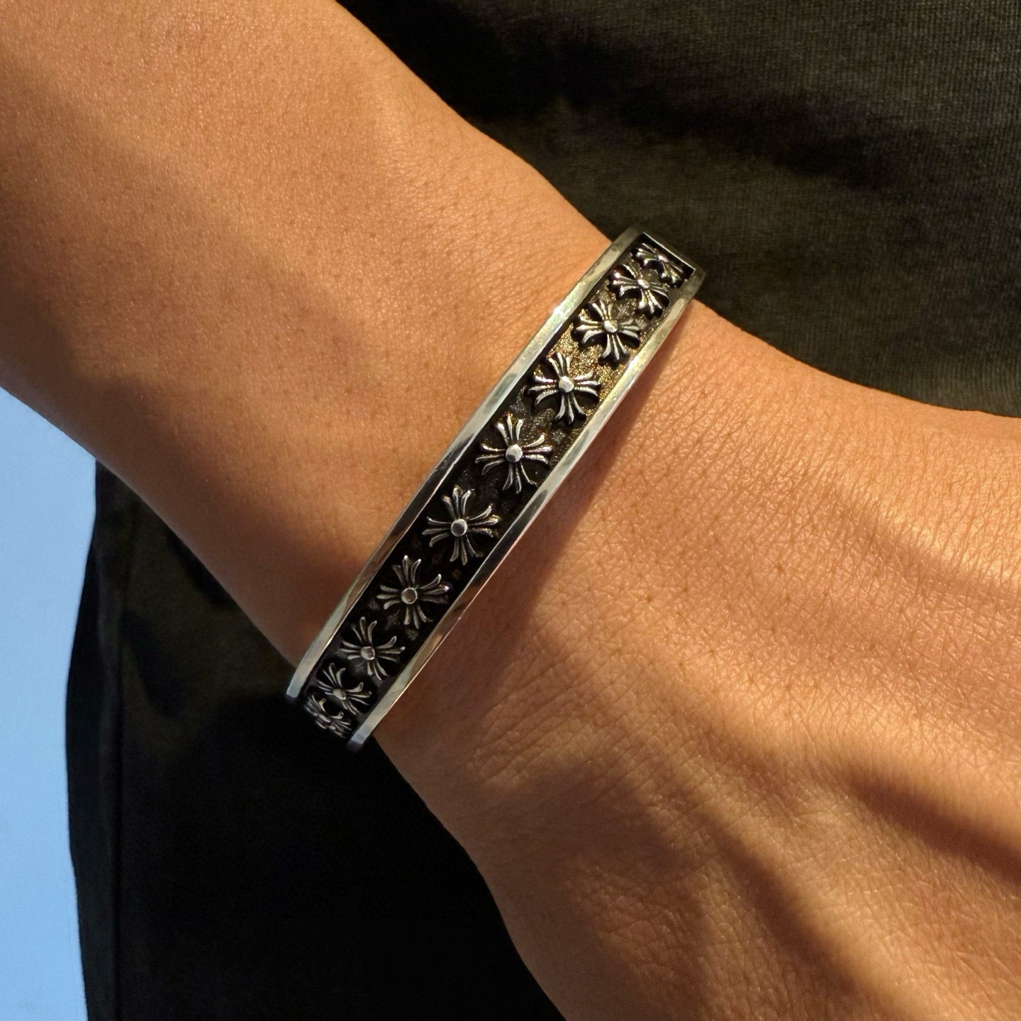 NO:642050,The new [counter quality] Chrome Hearts retro cross bracelet, with different concave and convex shapes, the pattern design style is unique. The cross scout flower is the symbol of Chrome Hearts, so it is more durable. Genuine pattern-printed Chrome Hearts distinguishes the ordinary light version in the market. Match the version and benchmark quality. Look at the printing details. The degree of retro gray oxidation. Seiko version!  , jewelry boutique, chrome hearts, chrome hearts, bracelet19860909新款【专柜品质】Chrome Hearts克罗心复古十字架手镯,凹凸造型不同的花纹设计风格呈现出与众不同 十字架童军花是克罗心的标志 所以更经久不衰 正品打版Chrome Hearts克罗心 区别市场普通轻版 对版对标品质 看字印细节 复古做旧灰氧程度.精工版本！,饰品精品,chrome hearts,chrome hearts,bracelet,Jewelry