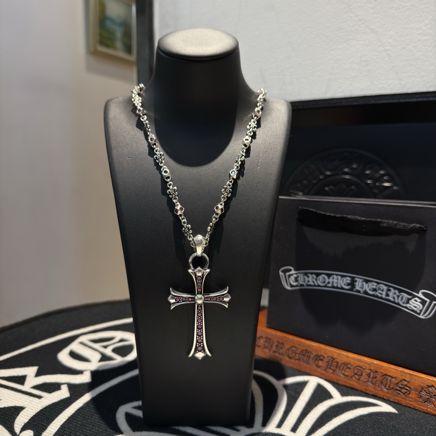 NO:643212,New [counter quality] Chrome Hearts retro pink diamond necklace, pink diamond large cross pendant, concave and convex shapes with different pattern design styles, showing a distinctive cross. The Scout flower is the symbol of Chrome Hearts, so it is more durable. Genuine pattern-printed Chrome Hearts distinguishes the ordinary light version in the market. Match the version and benchmark quality. Look at the printing details. The degree of retro ash oxidation. Seiko version!  !  !  Purely handmade ~ Authentic open mold fashion essentials. Can be worn by both men and women. Same style for couples. Official website original. Rock punk Thai silver style. Retro elements. Trendy and versatile!  , jewelry boutique, chrome hearts, chrome hearts, necklace19860909新款【专柜品质】Chrome Hearts克罗心复古粉钻项链 粉钻大号十字架吊坠 凹凸造型不同的花纹设计风格 呈现出与众不同 十字架 童军花是克罗心的志 所以更经久不衰 正品打版Chrome Hearts克罗心 区别市场普通轻版 对版对标品质 看字印细节 复古做旧灰氧程度.精工版本！！！ 纯手工打造 ～正品开模潮流时尚必备 男女均可佩戴 情侣同款 官网原版 摇滚朋克泰银风格 复古元素 潮流百搭！,饰品精品,chrome hearts,chrome hearts,necklace,Jewelry