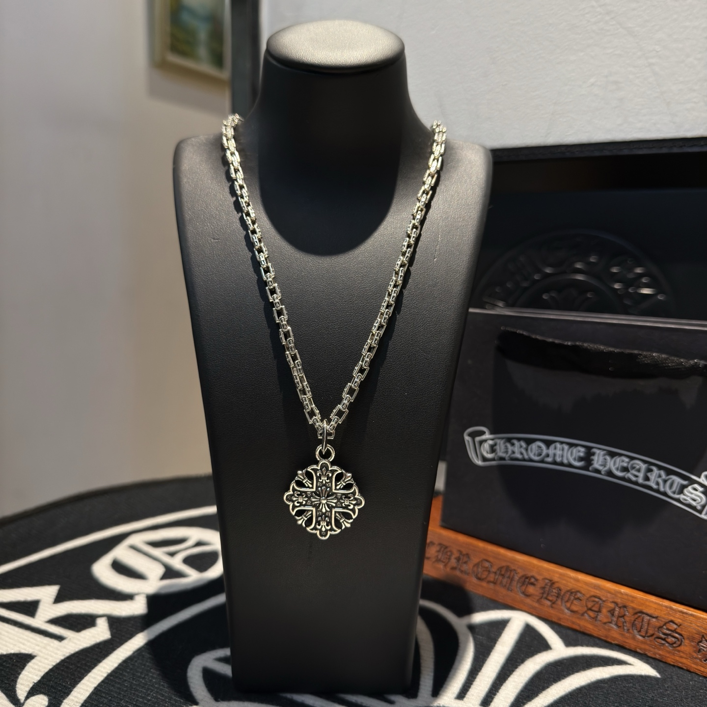 NO:643215,New [counter quality] Chrome Hearts Classic Retro Cross Necklace, Cross Flower Pendant, Concave and Concave Shapes, Different Pattern Design Styles, Presenting a Distinctive Cross, Scout Flower is the symbol of Chrome Hearts, so it is more durable. Genuine pattern-printed Chrome Hearts distinguishes the ordinary light version in the market. Match the version and standard quality. Look at the printing details, the degree of retro gray oxidation. Seiko version!  !  !  Purely handmade ~ Authentic open mold fashion essentials. Can be worn by both men and women. Same style for couples. Official website original. Rock punk Thai silver style. Retro elements. Trendy and versatile!  , jewelry boutique, chrome hearts, chrome hearts, necklace19860909新款【专柜品质】Chrome Hearts克罗心经典复古十字架项链 十字花吊坠 凹凸造型不同的花纹设计风格 呈现出与众不同 十字架 童军花是克罗心的志 所以更经久不衰 正品打版Chrome Hearts克罗心 区别市场普通轻版 对版对标品质 看字印细节 复古做旧灰氧程度.精工版本！！！ 纯手工打造 ～正品开模潮流时尚必备 男女均可佩戴 情侣同款 官网原版 摇滚朋克泰银风格 复古元素 潮流百搭！,饰品精品,chrome hearts,chrome hearts,necklace,Jewelry