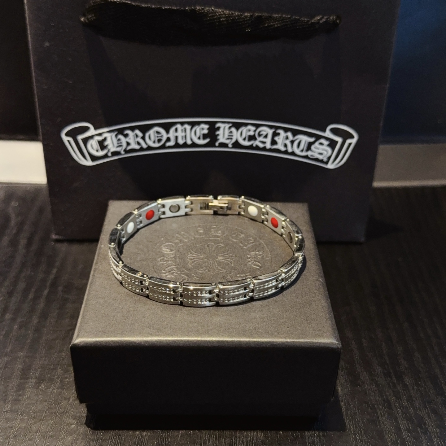 NO:643213,New [counter quality] Chrome Hearts classic retro multi-element bracelet, the original image has concave and convex shapes and different pattern design styles, showing a distinctive cross and the Scout flower is the symbol of Chrome Hearts, so it is more durable. Genuine pattern-printed Chrome Hearts distinguishes the ordinary light version in the market. Match the version and benchmark quality. Look at the printing details, the degree of retro gray oxidation. Seiko version!  !  !  Purely handmade ~ Authentic open mold fashion essentials. Can be worn by both men and women. Same style for couples. Official website original. Rock punk Thai silver style. Retro elements. Trendy and versatile!  , jewelry boutique, chrome hearts, chrome hearts, bracelet19860909新款【专柜品质】Chrome Hearts克罗心经典复古多元素手链,原图凹凸造型不同的花纹设计风格 呈现出与众不同 十字架 童军花是克罗心的志 所以更经久不衰 正品打版Chrome Hearts克罗心 区别市场普通轻版 对版对标品质 看字印细节 复古做旧灰氧程度.精工版本！！！ 纯手工打造 ～正品开模潮流时尚必备 男女均可佩戴 情侣同款 官网原版 摇滚朋克泰银风格 复古元素 潮流百搭！,饰品精品,chrome hearts,chrome hearts,bracelet,Jewelry