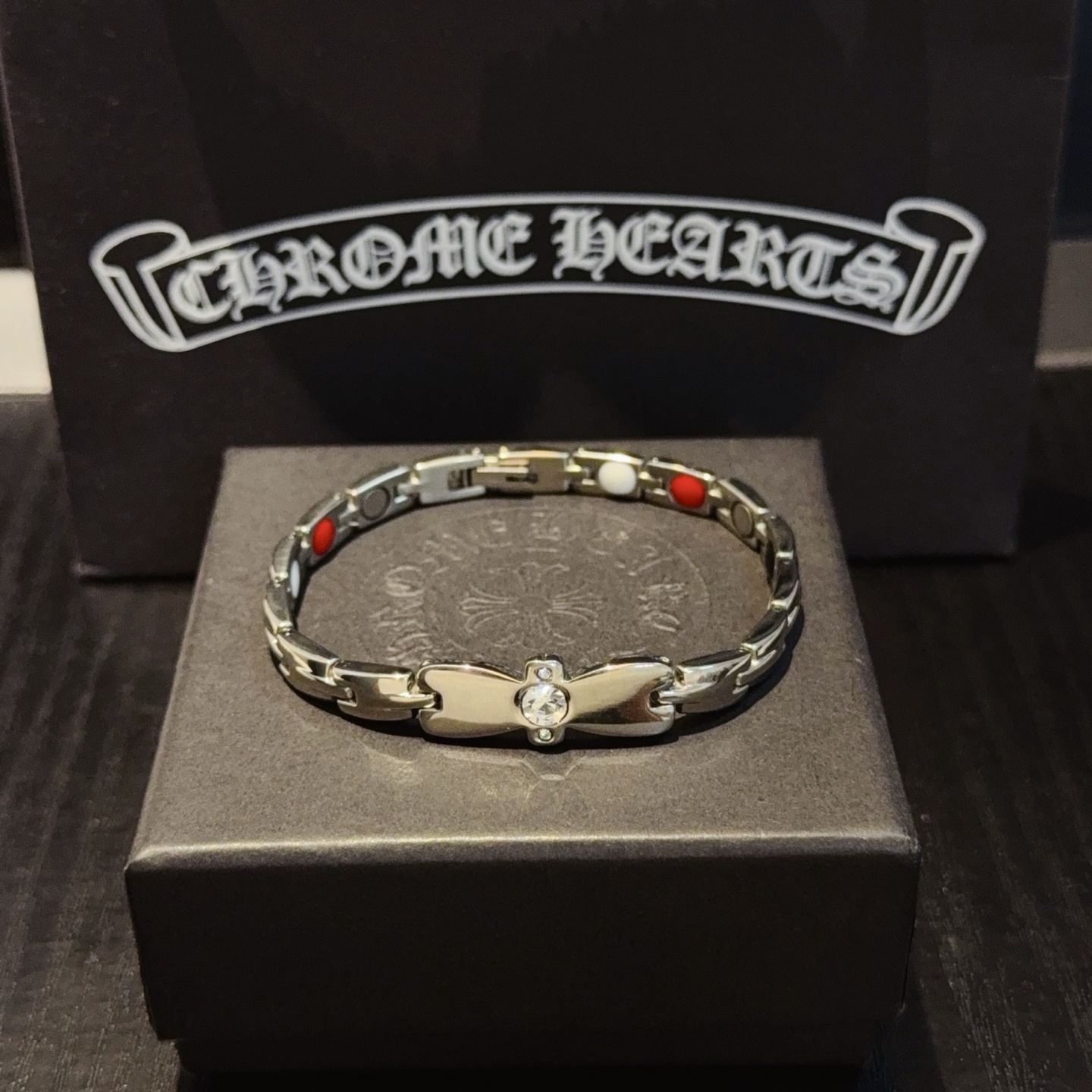 NO:643219,New [counter quality] Chrome Hearts classic retro multi-element bracelet, the original image has concave and convex shapes and different pattern design styles, showing a distinctive cross and the Scout flower is the symbol of Chrome Hearts, so it is more durable. Genuine pattern-printed Chrome Hearts distinguishes the ordinary light version in the market. Match the version and benchmark quality. Look at the printing details, the degree of retro gray oxidation. Seiko version!  !  !  Purely handmade ~ Authentic open mold fashion essentials. Can be worn by both men and women. Same style for couples. Official website original. Rock punk Thai silver style. Retro elements. Trendy and versatile!  , jewelry boutique, chrome hearts, chrome hearts, bracelet19860909新款【专柜品质】Chrome Hearts克罗心经典复古多元素手链,原图凹凸造型不同的花纹设计风格 呈现出与众不同 十字架 童军花是克罗心的志 所以更经久不衰 正品打版Chrome Hearts克罗心 区别市场普通轻版 对版对标品质 看字印细节 复古做旧灰氧程度.精工版本！！！ 纯手工打造 ～正品开模潮流时尚必备 男女均可佩戴 情侣同款 官网原版 摇滚朋克泰银风格 复古元素 潮流百搭！,饰品精品,chrome hearts,chrome hearts,bracelet,Jewelry