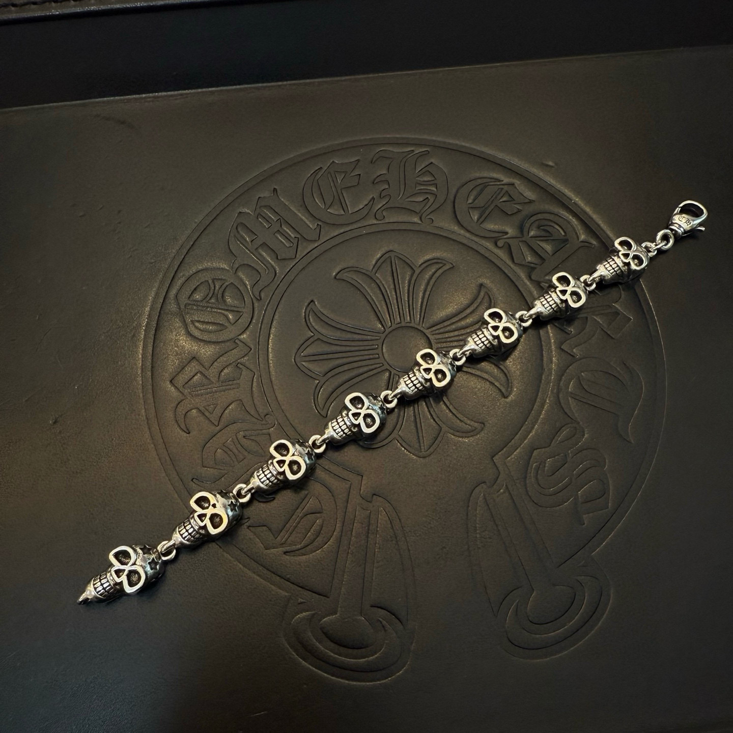 NO:643196,New [counter quality] Chrome Hearts retro skull bracelet. The concave and convex shapes have different pattern design styles, showing a distinctive cross. The Scout flower is the symbol of Chrome Hearts, so it is more durable. Genuine pattern-printed Chrome Hearts distinguishes the ordinary light version in the market. Match the version and standard quality. Look at the printing details. The degree of retro gray oxidation. Seiko version!  !  !  Purely handmade ~ Authentic open mold fashion essentials. Can be worn by both men and women. Same style for couples. Official website original. Rock punk Thai silver style. Retro elements. Trendy and versatile!  , jewelry boutique, chrome hearts, chrome hearts, bracelet19860909新款【专柜品质】Chrome Hearts克罗心复古骷髅头手链 凹凸造型不同的花纹设计风格 呈现出与众不同 十字架 童军花是克罗心的志 所以更经久不衰 正品打版Chrome Hearts克罗心 区别市场普通轻版 对版对标品质 看字印细节 复古做旧灰氧程度.精工版本！！！ 纯手工打造 ～正品开模潮流时尚必备 男女均可佩戴 情侣同款 官网原版 摇滚朋克泰银风格 复古元素 潮流百搭！,饰品精品,chrome hearts,chrome hearts,bracelet,Jewelry