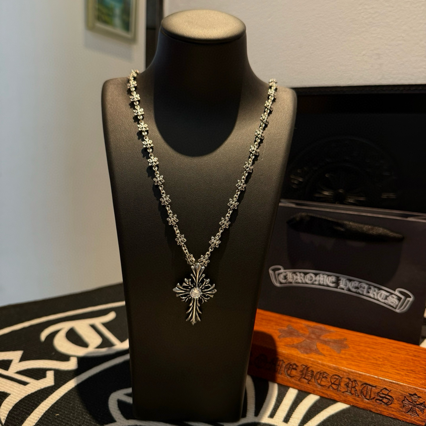 NO:643202,New [Counter Quality] Chrome Hearts Cross Flower Necklace, White Diamond Cross Pendant, Concave and Concave Shapes, Different Pattern Design Styles, Showing a Distinctive Cross, Scout Flower is Chrome Hearts’ Emblem, So It’s More Enduring. Genuine Patterned Chrome Hearts Differentiates from Ordinary Light Versions in the Market. Matching Edition and Standard Quality. Look at the Printing Details, Retro and Old Gray Oxygen Level. Seiko Version!  !  !  Purely handmade ~ Authentic open mold fashion essentials. Can be worn by both men and women. Same style for couples. Official website original. Rock punk Thai silver style. Retro elements. Trendy and versatile!  , jewelry boutique, chrome hearts, chrome hearts, necklace19860909新款【专柜品质】Chrome Hearts克罗心十字花项链 白钻十字架吊坠 凹凸造型不同的花纹设计风格 呈现出与众不同 十字架 童军花是克罗心的志 所以更经久不衰 正品打版Chrome Hearts克罗心 区别市场普通轻版 对版对标品质 看字印细节 复古做旧灰氧程度.精工版本！！！ 纯手工打造 ～正品开模潮流时尚必备 男女均可佩戴 情侣同款 官网原版 摇滚朋克泰银风格 复古元素 潮流百搭！,饰品精品,chrome hearts,chrome hearts,necklace,Jewelry