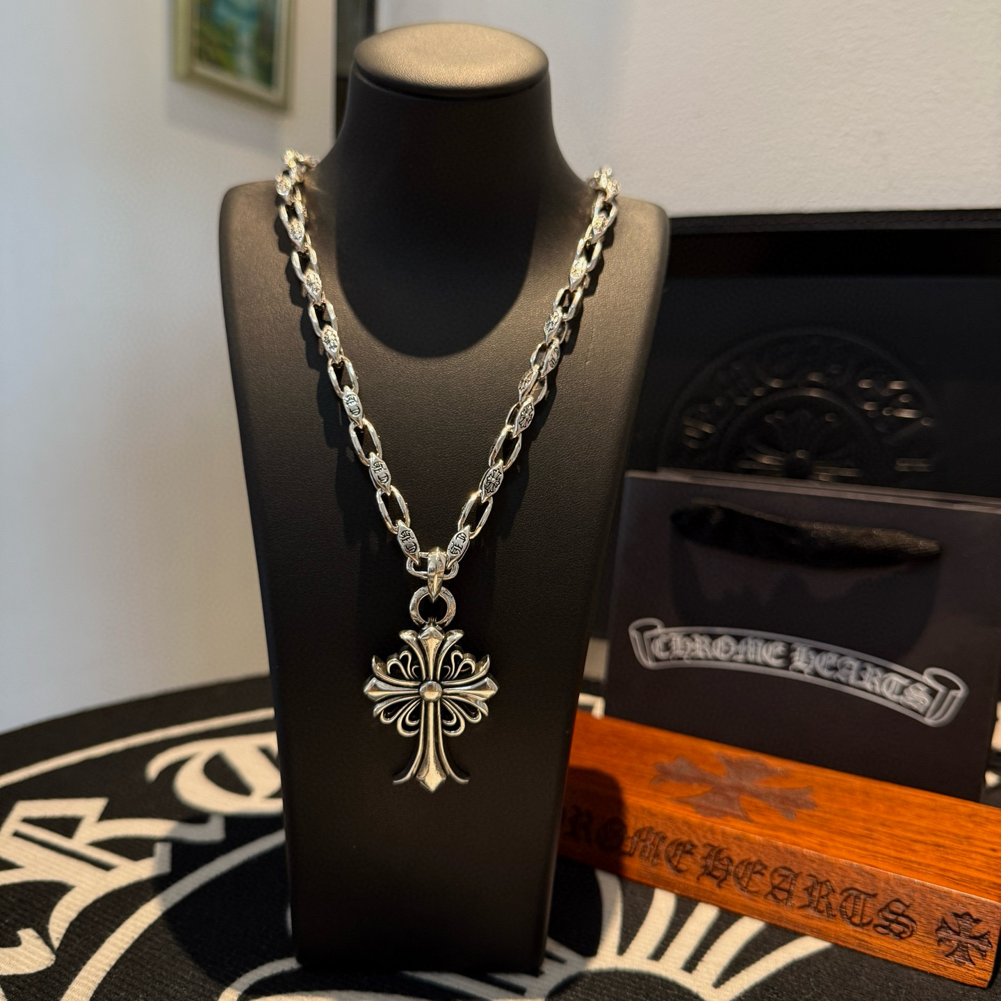 NO:643235,New [counter quality] Chrome Hearts classic retro multi-element necklace, cross pendant, different pattern design styles with concave and convex shapes, showing a distinctive cross and Scout flower is the symbol of Chrome Hearts, so it is more durable. Genuine pattern-printed Chrome Hearts distinguishes the ordinary light version in the market. Match the version and standard quality. Look at the printing details, the degree of retro gray oxidation. Seiko version!  !  !  Purely handmade ~ Authentic open mold fashion essentials. Can be worn by both men and women. Same style for couples. Official website original. Rock punk Thai silver style. Retro elements. Trendy and versatile!  , jewelry boutique, chrome hearts, chrome hearts, necklace19860909新款【专柜品质】Chrome Hearts克罗心经典复古多元素项链 十字架吊坠 凹凸造型不同的花纹设计风格 呈现出与众不同 十字架 童军花是克罗心的志 所以更经久不衰 正品打版Chrome Hearts克罗心 区别市场普通轻版 对版对标品质 看字印细节 复古做旧灰氧程度.精工版本！！！ 纯手工打造 ～正品开模潮流时尚必备 男女均可佩戴 情侣同款 官网原版 摇滚朋克泰银风格 复古元素 潮流百搭！,饰品精品,chrome hearts,chrome hearts,necklace,Jewelry