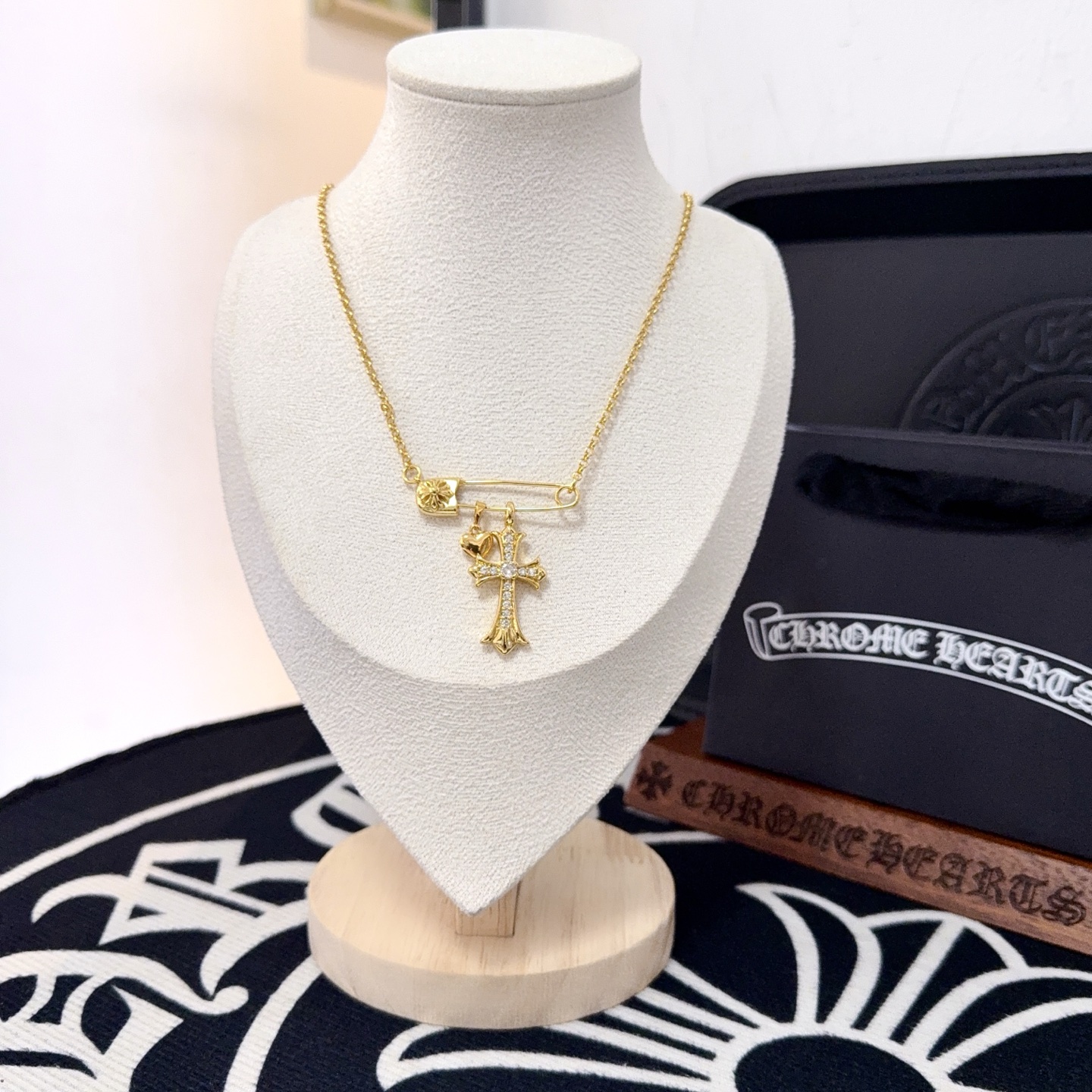 NO:643226,New [Counter Quality] Chrome Hearts Chrome Hearts Pin White Diamond Cross Necklace, the concave and convex shapes have different pattern design styles that are unique. The cross scout flower is the symbol of Chrome Hearts, so it is more durable. Genuine pattern-printed Chrome Hearts distinguishes the ordinary light version in the market. Match the version and standard quality. Look at the printing details. The degree of retro gray oxidation. Seiko version!  , jewelry boutique, chrome hearts, chrome hearts, necklace19860909新款【专柜品质】Chrome Hearts克罗心别针白钻十字架项链,凹凸造型不同的花纹设计风格呈现出与众不同 十字架童军花是克罗心的标志 所以更经久不衰 正品打版Chrome Hearts克罗心 区别市场普通轻版 对版对标品质 看字印细节 复古做旧灰氧程度.精工版本！,饰品精品,chrome hearts,chrome hearts,necklace,Jewelry