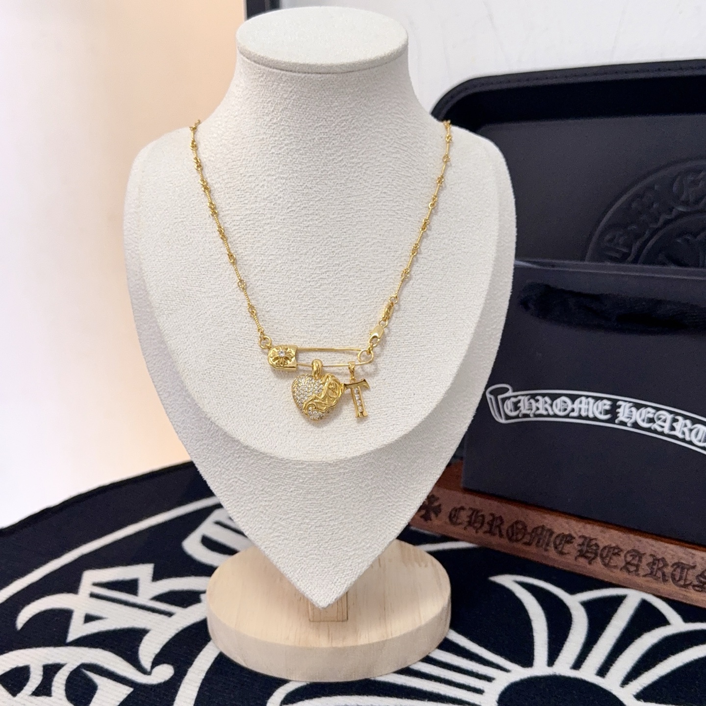 NO:643234,The new [counter quality] Chrome Hearts Chrome Hearts brooch cross necklace, with different concave and convex shapes, the pattern design style is unique. The cross scout flower is the symbol of Chrome Hearts, so it is more durable. Genuine pattern-printed Chrome Hearts Chrome Hearts distinguishes the ordinary light version in the market. Match the version and standard quality. Look at the printing details, the degree of retro gray oxidation. Seiko version!  , jewelry boutique, chrome hearts, chrome hearts, necklace19860909新款【专柜品质】Chrome Hearts克罗心别针十字架项链,凹凸造型不同的花纹设计风格呈现出与众不同 十字架童军花是克罗心的标志 所以更经久不衰 正品打版Chrome Hearts克罗心 区别市场普通轻版 对版对标品质 看字印细节 复古做旧灰氧程度.精工版本！,饰品精品,chrome hearts,chrome hearts,necklace,Jewelry