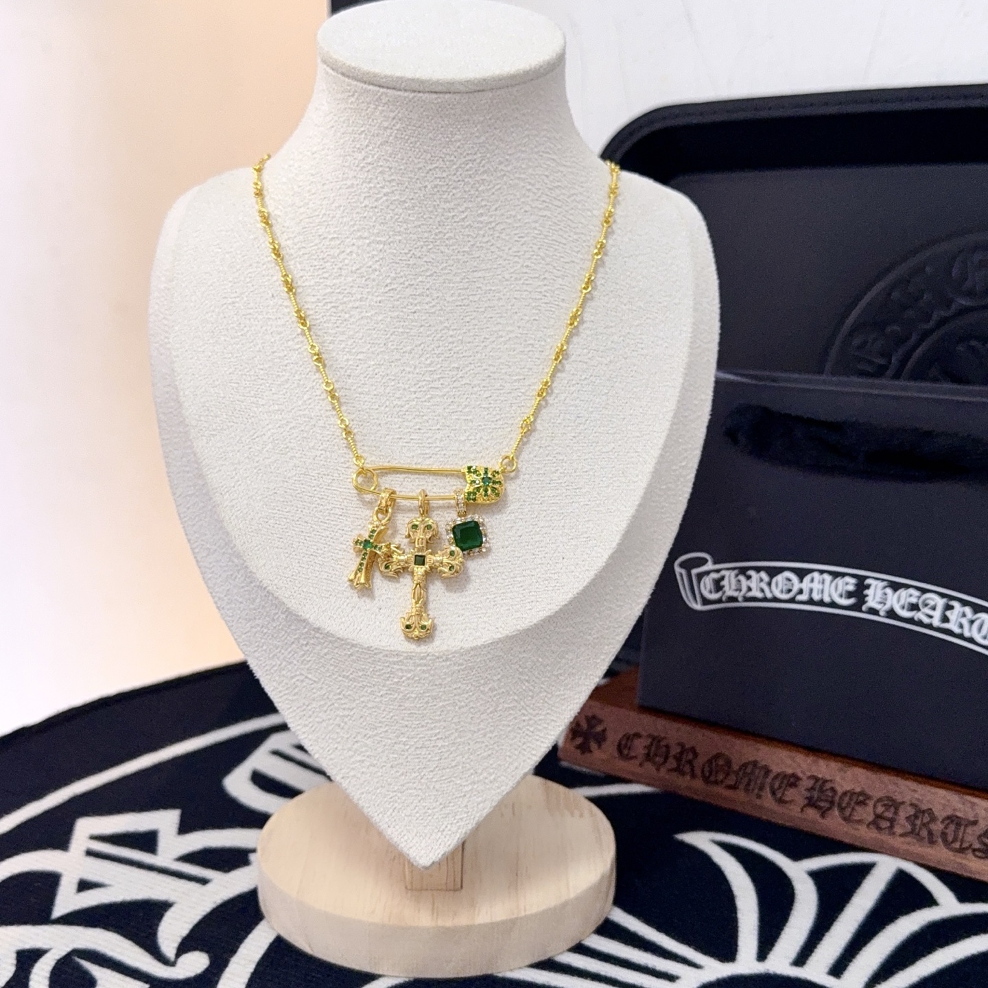 NO:643236,New [Counter Quality] Chrome Hearts Chrome Hearts Pin Green Diamond Cross Necklace, the concave and convex shapes have different pattern design styles that are unique. The cross scout flower is the symbol of Chrome Hearts, so it is more durable. Genuine pattern-printed Chrome Hearts distinguishes the ordinary light version in the market. Match the version and standard quality. Look at the printing details. The degree of retro gray oxidation. Seiko version!  , jewelry boutique, chrome hearts, chrome hearts, necklace19860909新款【专柜品质】Chrome Hearts克罗心别针绿钻十字架项链,凹凸造型不同的花纹设计风格呈现出与众不同 十字架童军花是克罗心的标志 所以更经久不衰 正品打版Chrome Hearts克罗心 区别市场普通轻版 对版对标品质 看字印细节 复古做旧灰氧程度.精工版本！,饰品精品,chrome hearts,chrome hearts,necklace,Jewelry