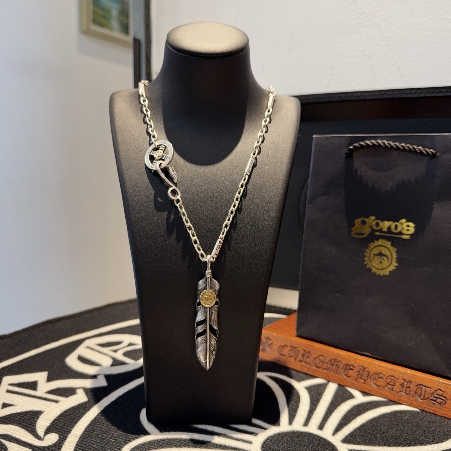 NO:642467,[New product on the shelves] Goro’s Goro Takahashi Feather Necklace, top version, exclusive photo shoot, focusing on the high-end market, popular model on Kuaishou/ins/Xiaohongshu, absolutely different from the ordinary version!  The product details in the pictures are consistent with ZP!  Original production process, exquisite quality, purely handmade ~ Authentic mold opening, trendy and fashionable must-have, can be worn by both men and women, the same style for couples, rock punk Thai silver style, retro elements, trendy and versatile, the same style as the official website, boutique jewelry, necklace19860909【新品上架】Goro’s高桥吾郎羽毛项链,顶级版本,认准独家拍摄,主攻高端市场 ,快手/ins/小红书热门款,绝对区别普通版本！图片产品细节与ZP一致！原版制作工艺 精工品质 纯手工打造 ～正品开模潮流时尚必备 男女均可佩戴 情侣款同款 摇滚朋克泰银风格 复古元素 潮流百搭 官网同款,饰品精品,necklace,Jewelry