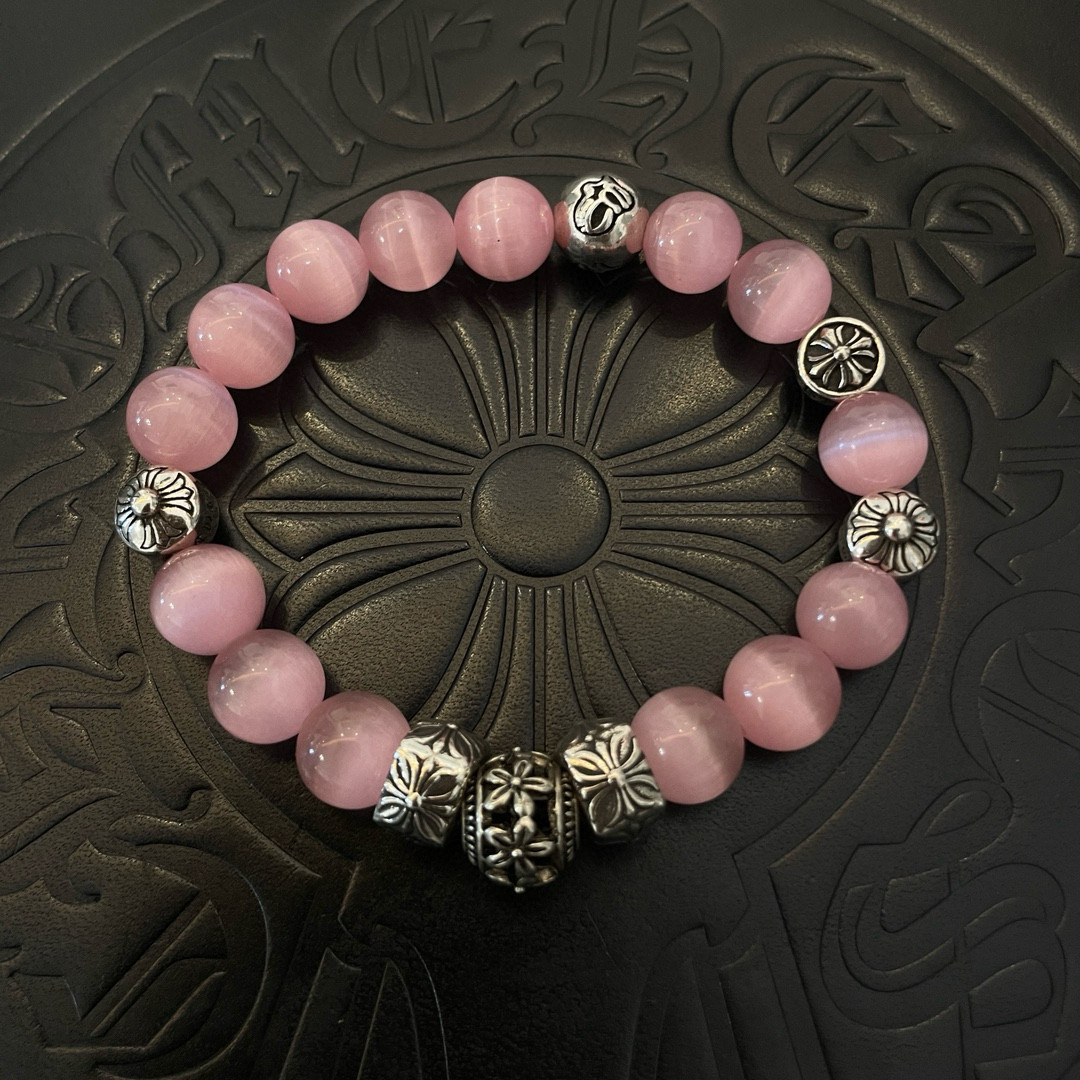 NO:642480,Batch of new [counter quality] Chrome Hearts classic retro multi-element pink cat's eye bracelet, popular on Kuaishou/ins/Xiaohongshu, different concave and convex shapes of the pattern design style are unique. The cross scout flower is the symbol of Chrome Hearts, so it is more durable. Genuine pattern-printing Chrome Hearts distinguishes the ordinary light version in the market. Match the version and standard quality. Look at the printing details. The degree of retro gray oxidation. Seiko version!  , jewelry boutique, chrome hearts, chrome hearts, bracelet19860909批 新款【专柜品质】Chrome Hearts克罗心 经典复古多元素粉色猫眼石手串手链 ,快手/ins/小红书热门,凹凸造型不同的花纹设计风格呈现出与众不同 十字架童军花是克罗心的标志 所以更经久不衰 正品打版Chrome Hearts克罗心 区别市场普通轻版 对版对标品质 看字印细节 复古做旧灰氧程度.精工版本！,饰品精品,chrome hearts,chrome hearts,bracelet,Jewelry