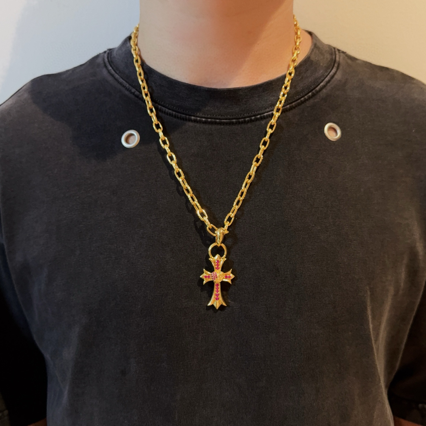 NO:642499,New [counter quality] Chrome Hearts gold letter necklace, vine love cross pendant, concave and convex shapes with different pattern design styles, showing a distinctive cross. The Scout flower is the symbol of Chrome Hearts, so it is more durable. Genuine pattern-printed Chrome Hearts distinguishes the ordinary light version in the market. Match the version and standard quality. Look at the printing details. The degree of retro ash oxidation. Seiko version!  !  !  Purely handmade ~ Authentic open mold fashion essentials. Can be worn by both men and women. Same style for couples. Official website original. Rock punk Thai silver style. Retro elements. Trendy and versatile!  , jewelry boutique, chrome hearts, chrome hearts, necklace, gold19860909新款【专柜品质】Chrome Hearts克罗心黄金色字母项链 藤蔓爱心十字架吊坠 凹凸造型不同的花纹设计风格 呈现出与众不同 十字架 童军花是克罗心的志 所以更经久不衰 正品打版Chrome Hearts克罗心 区别市场普通轻版 对版对标品质 看字印细节 复古做旧灰氧程度.精工版本！！！ 纯手工打造 ～正品开模潮流时尚必备 男女均可佩戴 情侣同款 官网原版 摇滚朋克泰银风格 复古元素 潮流百搭！,饰品精品,chrome hearts,chrome hearts,necklace,gold,Jewelry