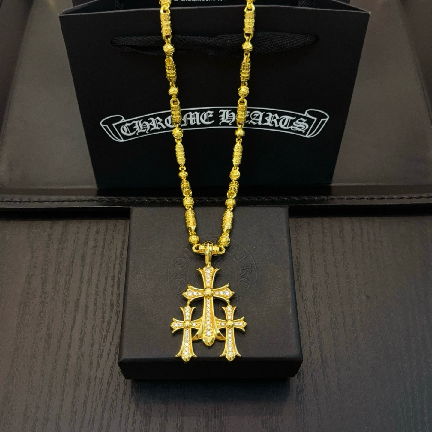 NO:642514,New [counter quality] Chrome Hearts gold multi-element diamond-filled Thirty Cross Necklace. The concave and convex shapes have different pattern design styles, showing a distinctive cross. The Scout flower is the symbol of Chrome Hearts, so it is more durable. Genuine pattern-printed Chrome Hearts distinguishes the ordinary light version in the market. Check the quality of the version. Look at the printing details. The degree of retro gray oxidation. Seiko version!  !  !  Purely handmade ~ Authentic open mold fashion essentials. Can be worn by both men and women. Same style for couples. Official website original. Rock punk Thai silver style. Retro elements. Trendy and versatile!  , jewelry boutique, chrome hearts, chrome hearts, necklace, gold19860909新款【专柜品质】Chrome Hearts克罗心黄金色多元素满钻三十十字架项链 凹凸造型不同的花纹设计风格 呈现出与众不同 十字架 童军花是克罗心的志 所以更经久不衰 正品打版Chrome Hearts克罗心 区别市场普通轻版 对版对标品质 看字印细节 复古做旧灰氧程度.精工版本！！！ 纯手工打造 ～正品开模潮流时尚必备 男女均可佩戴 情侣同款 官网原版 摇滚朋克泰银风格 复古元素 潮流百搭！,饰品精品,chrome hearts,chrome hearts,necklace,gold,Jewelry