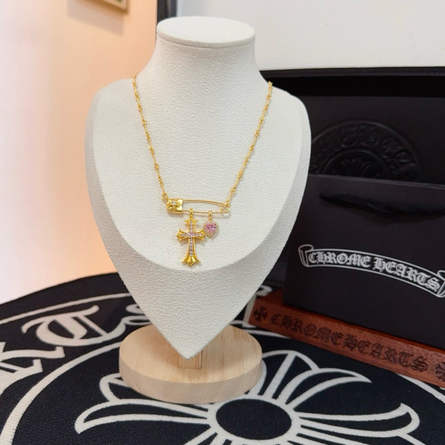 NO:642539,The new [counter quality] Chrome Hearts Chrome Hearts brooch cross necklace, with different concave and convex shapes, the pattern design style is unique. The cross scout flower is the symbol of Chrome Hearts, so it is more durable. Genuine pattern-printed Chrome Hearts Chrome Hearts distinguishes the ordinary light version in the market. Match the version and standard quality. Look at the printing details, the degree of retro gray oxidation. Seiko version!  , jewelry boutique, chrome hearts, chrome hearts, necklace19860909新款【专柜品质】Chrome Hearts克罗心别针十字架项链,凹凸造型不同的花纹设计风格呈现出与众不同 十字架童军花是克罗心的标志 所以更经久不衰 正品打版Chrome Hearts克罗心 区别市场普通轻版 对版对标品质 看字印细节 复古做旧灰氧程度.精工版本！,饰品精品,chrome hearts,chrome hearts,necklace,Jewelry