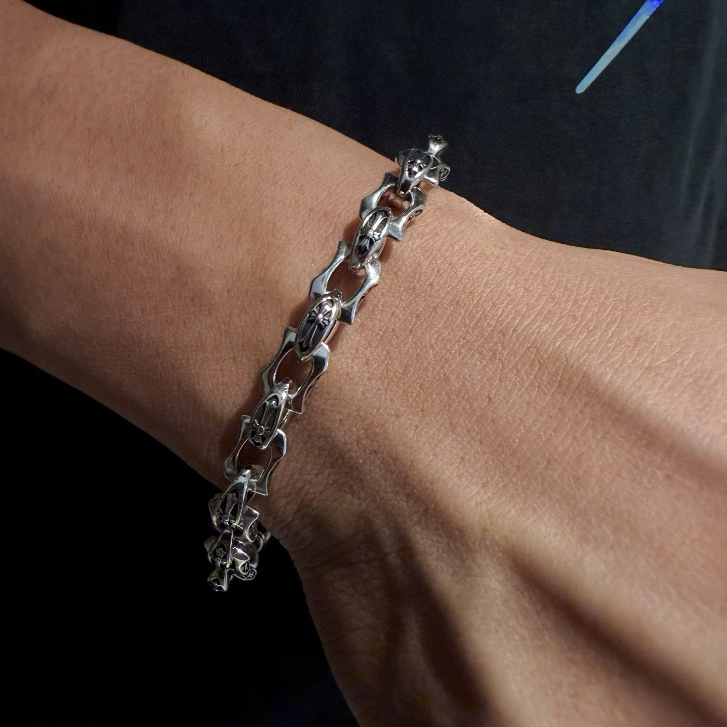 NO:642544,New [counter quality] Chrome Hearts Classic Retro Cross Bracelet. Concave and convex shapes with different pattern design styles, showing a distinctive cross. The Scout flower is the symbol of Chrome Hearts, so it is more durable. Genuine pattern-printed Chrome Hearts distinguishes the ordinary light version in the market. Check the quality of the version. Look at the printing details. The degree of retro gray oxidation. Seiko version!  !  !  Purely handmade ~ Authentic open mold fashion essentials. Can be worn by both men and women. Same style for couples. Official website original. Rock punk Thai silver style. Retro elements. Trendy and versatile!  , jewelry boutique, chrome hearts, chrome hearts, bracelet19860909新款【专柜品质】Chrome Hearts克罗心经典复古十字架手链 凹凸造型不同的花纹设计风格 呈现出与众不同 十字架 童军花是克罗心的志 所以更经久不衰 正品打版Chrome Hearts克罗心 区别市场普通轻版 对版对标品质 看字印细节 复古做旧灰氧程度.精工版本！！！ 纯手工打造 ～正品开模潮流时尚必备 男女均可佩戴 情侣同款 官网原版 摇滚朋克泰银风格 复古元素 潮流百搭！,饰品精品,chrome hearts,chrome hearts,bracelet,Jewelry