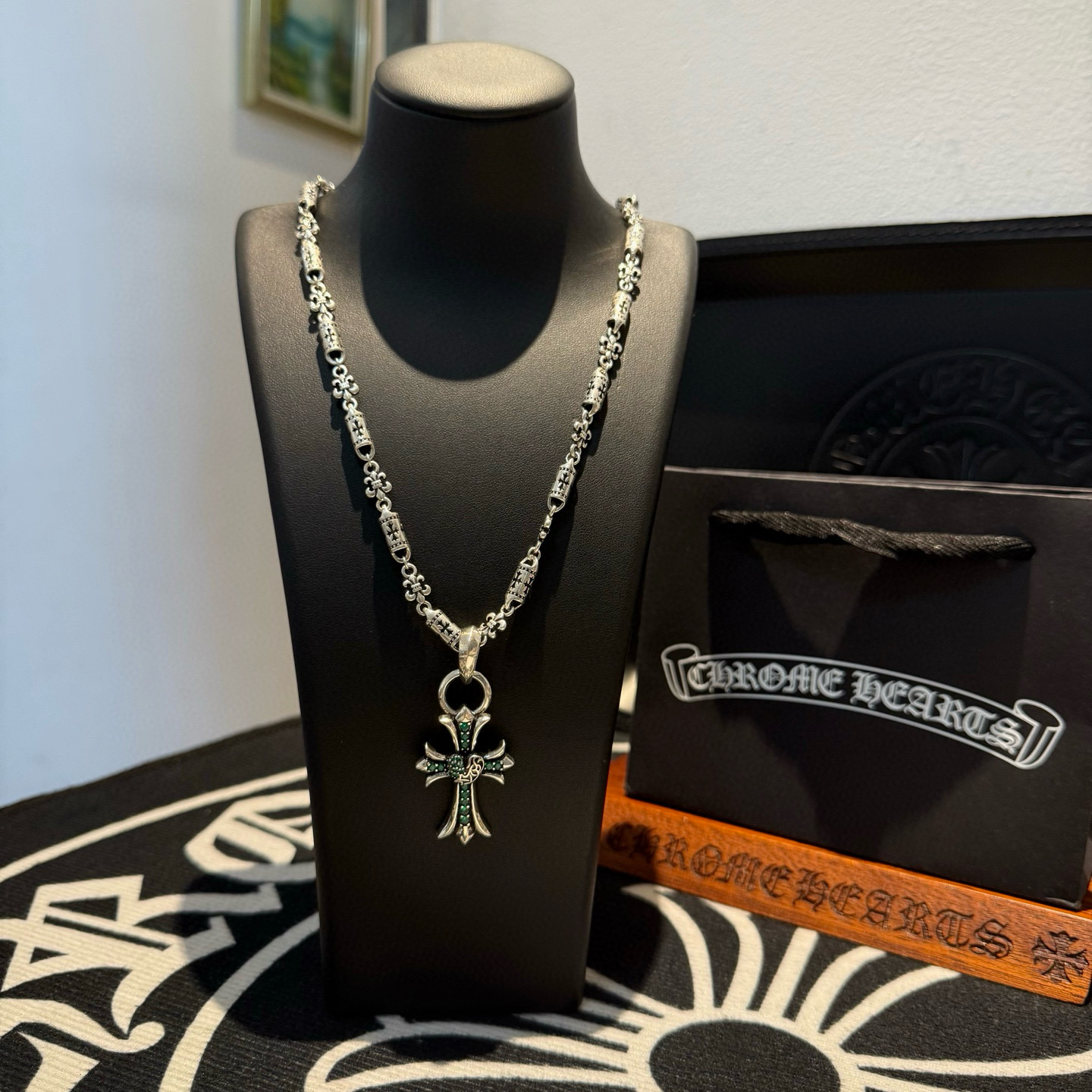 NO:642553,New [Counter Quality] Chrome Hearts Cross Necklace, Green Diamond Vine Love Cross Pendant, Concave and Concave Shapes, Different Pattern Design Styles, Presenting a Distinctive Cross. The Scout Flower is Chrome Hearts' symbol, so it is more durable. Genuine pattern-printed Chrome Hearts distinguishes the ordinary light version in the market. Check the quality of the version. Look at the printing details. The degree of retro ash oxidation. Seiko version!  !  !  Purely handmade ~ Authentic open mold fashion essentials. Can be worn by both men and women. Same style for couples. Official website original. Rock punk Thai silver style. Retro elements. Trendy and versatile!  , jewelry boutique, chrome hearts, chrome hearts, necklace19860909新款【专柜品质】Chrome Hearts克罗心十字架项链 绿钻藤蔓爱心十字架吊坠 凹凸造型不同的花纹设计风格 呈现出与众不同 十字架 童军花是克罗心的志 所以更经久不衰 正品打版Chrome Hearts克罗心 区别市场普通轻版 对版对标品质 看字印细节 复古做旧灰氧程度.精工版本！！！ 纯手工打造 ～正品开模潮流时尚必备 男女均可佩戴 情侣同款 官网原版 摇滚朋克泰银风格 复古元素 潮流百搭！,饰品精品,chrome hearts,chrome hearts,necklace,Jewelry