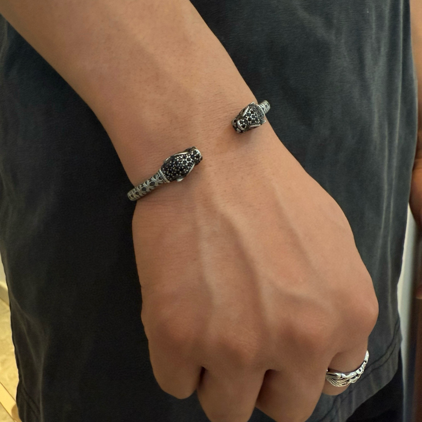 NO:642510,Counter-quality Chrome Hearts bracelet, different pattern design styles with concave and convex shapes, showing a distinctive cross. The Scout flower is the symbol of Chrome Hearts, so it is more durable. The genuine pattern-printed Chrome Hearts necklace is different from the ordinary light version in the market. Check the version and standard quality. Look at the printing details, the degree of retro gray oxidation. Seiko version!  !  !  Purely handmade ~ Authentic open mold fashion essentials. Can be worn by both men and women. Same style for couples. Official website original. Rock punk Thai silver style. Retro elements. Trendy and versatile!  , jewelry boutique, chrome hearts, chrome hearts, necklace, bracelet19860909专柜品质Chrome Hearts克罗心手镯,凹凸造型不同的花纹设计风格 呈现出与众不同 十字架 童军花是克罗心的志 所以更经久不衰 正品打版Chrome Hearts克罗心项链区别市场普通轻版 对版对标品质 看字印细节 复古做旧灰氧程度.精工版本！！！ 纯手工打造 ～正品开模潮流时尚必备 男女均可佩戴 情侣同款 官网原版 摇滚朋克泰银风格 复古元素 潮流百搭！,饰品精品,chrome hearts,chrome hearts,necklace,bracelet,Jewelry