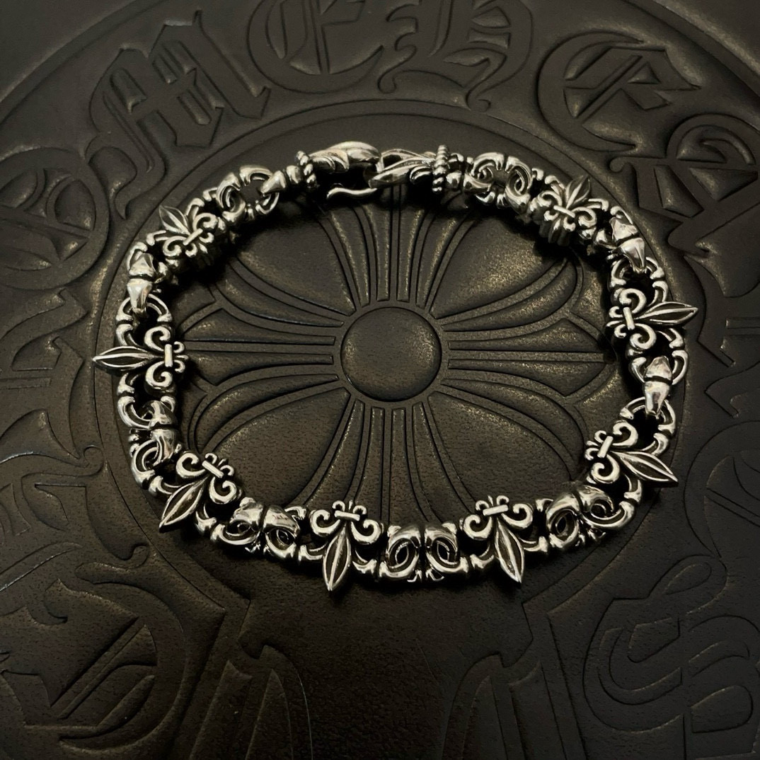 NO:642520,The first batch of new [counter quality] Chrome Hearts Classic Retro Scout Flower Bracelet. The concave and convex shapes have different pattern design styles, showing a distinctive cross. The Scout Flower is the symbol of Chrome Hearts, so it is more durable. Genuine pattern-printed Chrome Hearts distinguishes the ordinary light version in the market. Match the version and benchmark quality. Look at the printing details. The degree of retro gray oxidation. Seiko version!  !  !  Purely handmade ~ Authentic open mold fashion essentials. Can be worn by both men and women. Same style for couples. Official website original. Rock punk Thai silver style. Retro elements. Trendy and versatile!  , jewelry boutique, chrome hearts, chrome hearts, bracelet19860909批新款【专柜品质】Chrome Hearts克罗心经典复古童军花手链 凹凸造型不同的花纹设计风格 呈现出与众不同 十字架 童军花是克罗心的志 所以更经久不衰 正品打版Chrome Hearts克罗心 区别市场普通轻版 对版对标品质 看字印细节 复古做旧灰氧程度.精工版本！！！ 纯手工打造 ～正品开模潮流时尚必备 男女均可佩戴 情侣同款 官网原版 摇滚朋克泰银风格 复古元素 潮流百搭！,饰品精品,chrome hearts,chrome hearts,bracelet,Jewelry