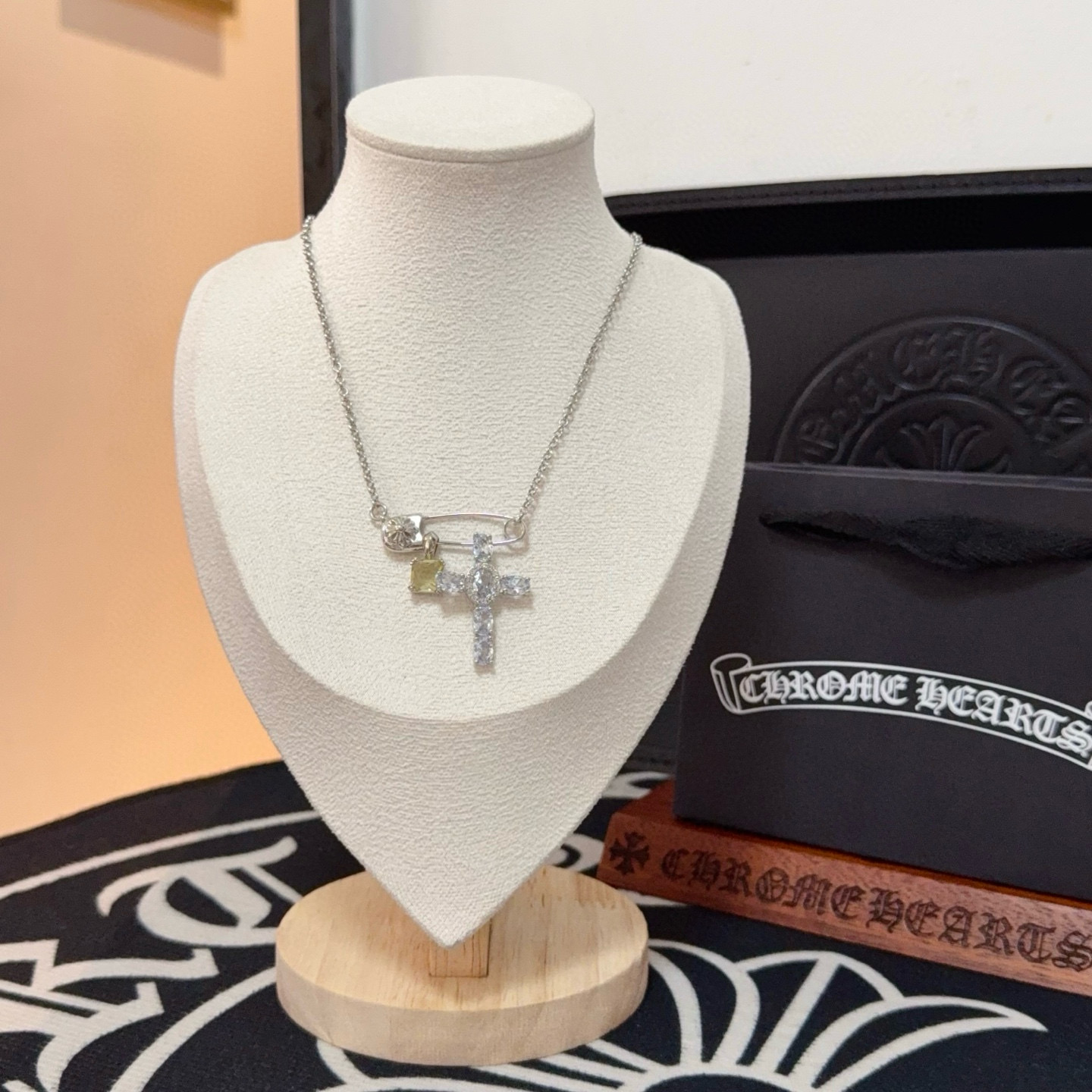 NO:642535,New [Counter Quality] Chrome Hearts Chrome Hearts Pin Cross Necklace. The concave and convex shapes have different pattern design styles, showing a distinctive cross. The Scout flower is the symbol of Chrome Hearts, so it is more durable. Genuine pattern-printed Chrome Hearts distinguishes the ordinary light version in the market. Check the quality of the version. Look at the printing details. The degree of retro gray oxidation. Seiko version!  !  !  Purely handmade ~ Authentic open mold fashion essentials. Can be worn by both men and women. Same style for couples. Official website original. Rock punk Thai silver style. Retro elements. Trendy and versatile!  , jewelry boutique, chrome hearts, chrome hearts, necklace19860909新款【专柜品质】Chrome Hearts克罗心别针十字架项链 凹凸造型不同的花纹设计风格 呈现出与众不同 十字架 童军花是克罗心的志 所以更经久不衰 正品打版Chrome Hearts克罗心 区别市场普通轻版 对版对标品质 看字印细节 复古做旧灰氧程度.精工版本！！！ 纯手工打造 ～正品开模潮流时尚必备 男女均可佩戴 情侣同款 官网原版 摇滚朋克泰银风格 复古元素 潮流百搭！,饰品精品,chrome hearts,chrome hearts,necklace,Jewelry