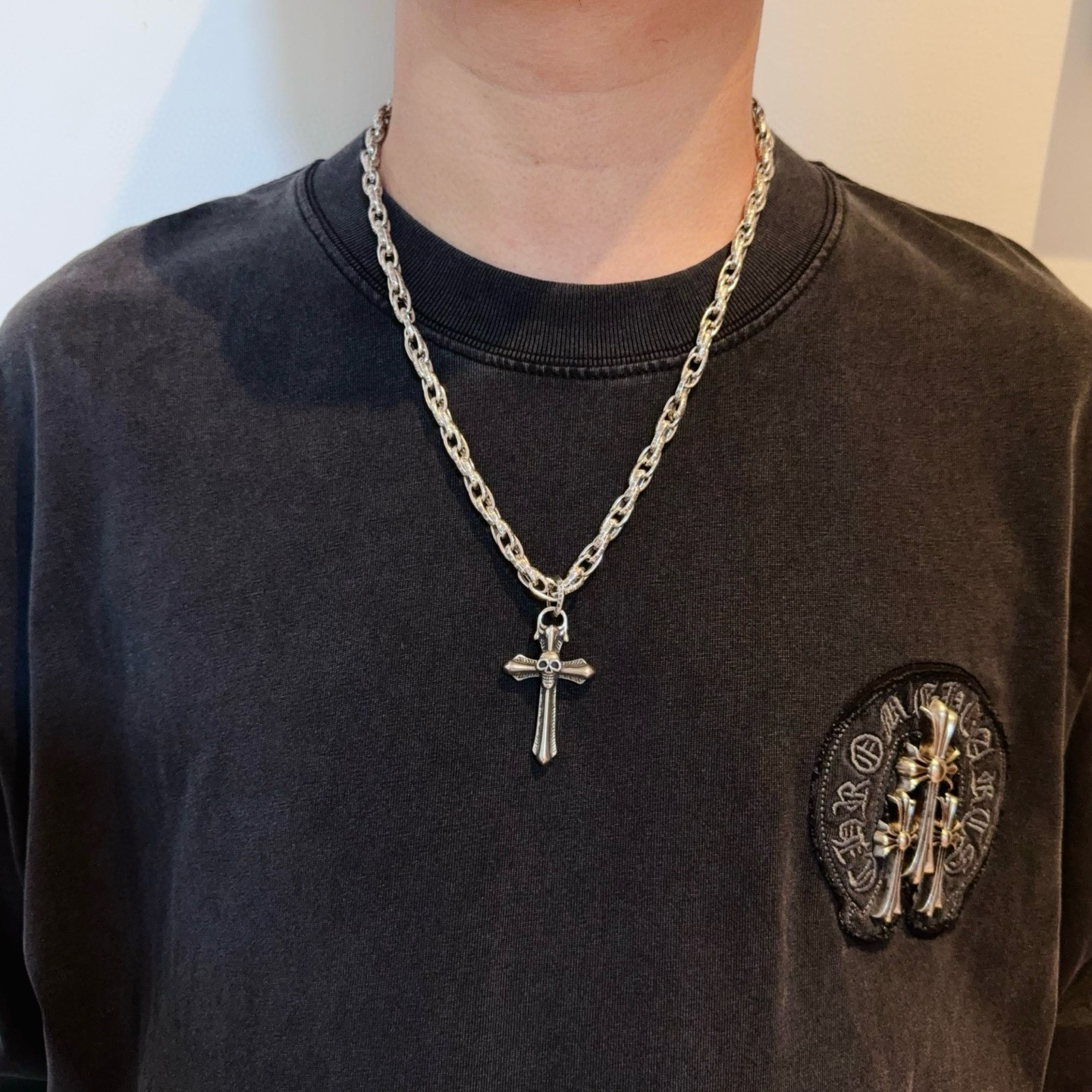 NO:642545,New [counter quality] Chrome Hearts classic retro interlocking necklace, skull cross pendant, concave and convex shapes with different pattern design styles, showing a distinctive cross. The Scout flower is the symbol of Chrome Hearts, so it is more durable. Genuine pattern-printed Chrome Hearts distinguishes the ordinary light version in the market. Match the version and standard quality. Look at the printing details. The degree of retro ash oxidation. Seiko version!  !  !  Purely handmade ~ Authentic open mold fashion essentials. Can be worn by both men and women. Same style for couples. Official website original. Rock punk Thai silver style. Retro elements. Trendy and versatile!  , jewelry boutique, chrome hearts, chrome hearts, necklace19860909新款【专柜品质】Chrome Hearts克罗心经典复古互扣项链 骷髅头十字架吊坠 凹凸造型不同的花纹设计风格 呈现出与众不同 十字架 童军花是克罗心的志 所以更经久不衰 正品打版Chrome Hearts克罗心 区别市场普通轻版 对版对标品质 看字印细节 复古做旧灰氧程度.精工版本！！！ 纯手工打造 ～正品开模潮流时尚必备 男女均可佩戴 情侣同款 官网原版 摇滚朋克泰银风格 复古元素 潮流百搭！,饰品精品,chrome hearts,chrome hearts,necklace,Jewelry