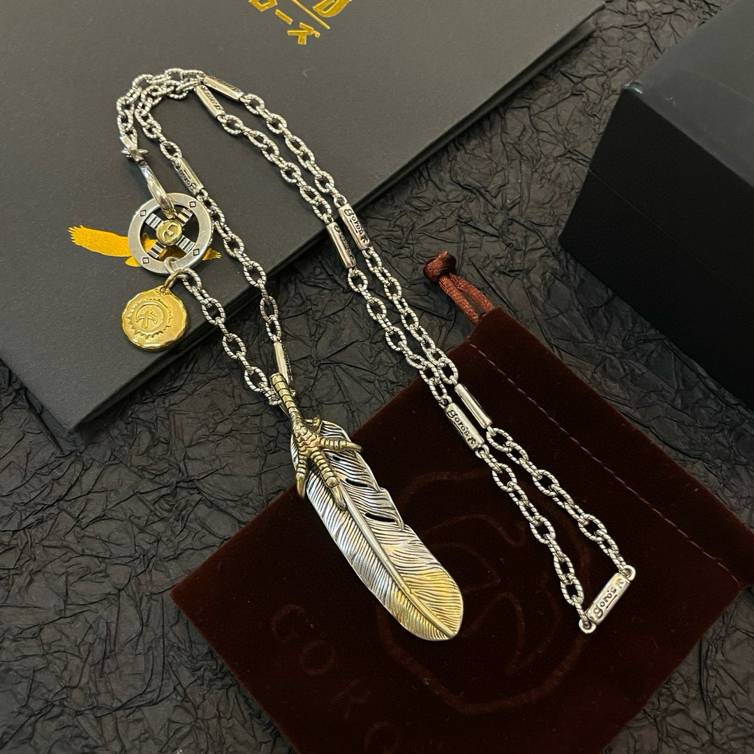 Goro's 新品上架Goro’s高桥吾郎 金饼羽毛吊坠 高桥 项链 认准独家拍摄 主攻高端市场 绝对区别普通版本 图片产品细节与ZP一致 制作工艺 精工品质 纯手工打造 ～ 开模 潮流 男女均可佩戴 同款 摇滚朋克泰银风格 潮流百搭