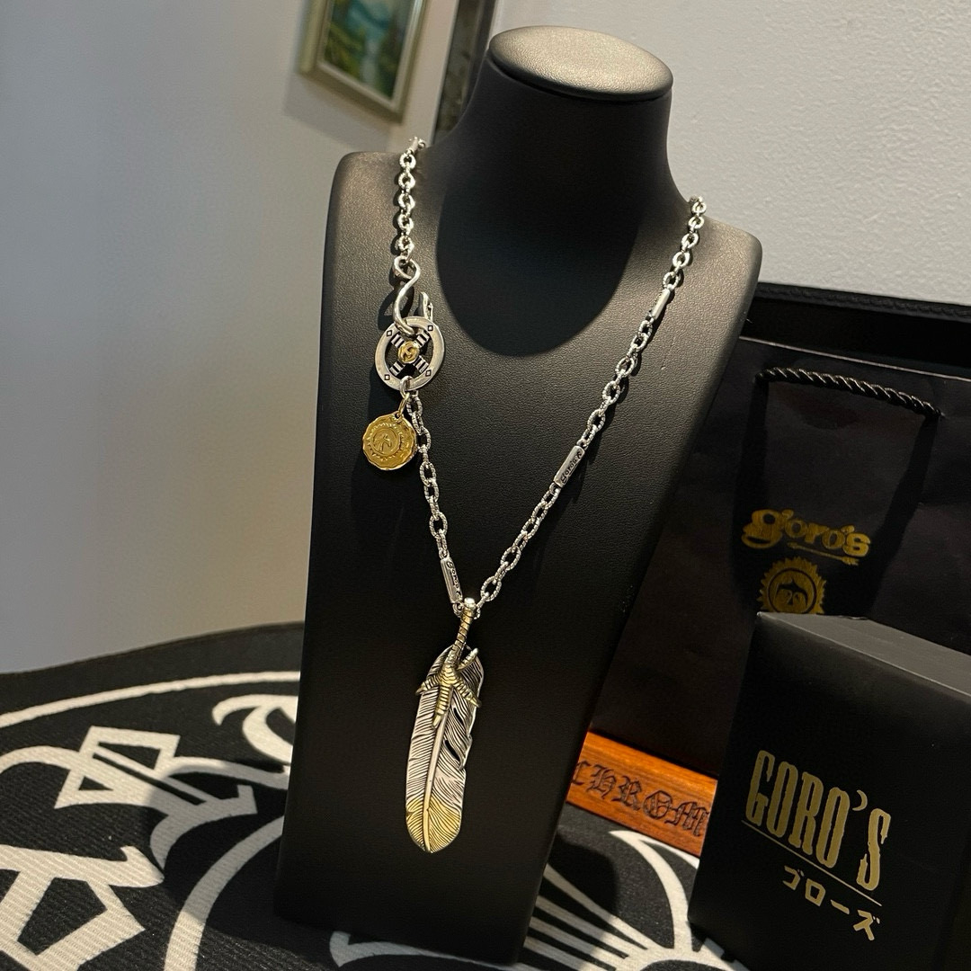 Goro's 新品上架Goro’s高桥吾郎 金饼羽毛吊坠 高桥 项链 认准独家拍摄 主攻高端市场 绝对区别普通版本 图片产品细节与ZP一致 制作工艺 精工品质 纯手工打造 ～ 开模 潮流 男女均可佩戴 同款 摇滚朋克泰银风格 潮流百搭