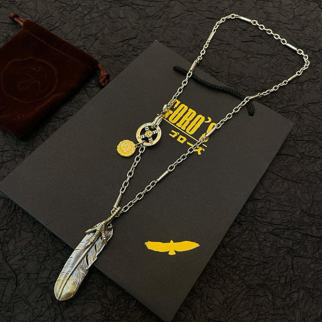 Goro's 新品上架Goro’s高桥吾郎 金饼羽毛吊坠 高桥 项链 认准独家拍摄 主攻高端市场 绝对区别普通版本 图片产品细节与ZP一致 制作工艺 精工品质 纯手工打造 ～ 开模 潮流 男女均可佩戴 同款 摇滚朋克泰银风格 潮流百搭