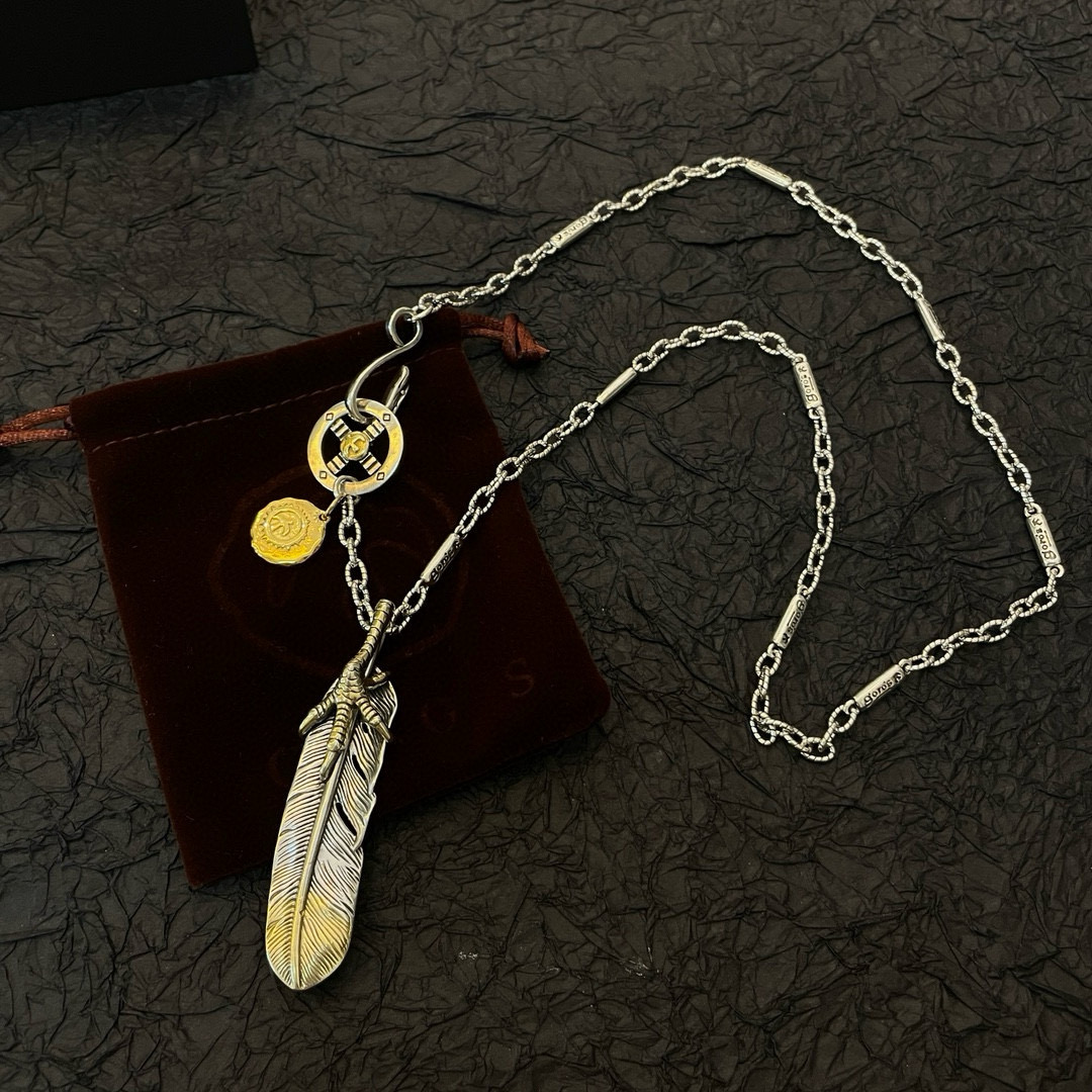 Goro's 新品上架Goro’s高桥吾郎 金饼羽毛吊坠 高桥 项链 认准独家拍摄 主攻高端市场 绝对区别普通版本 图片产品细节与ZP一致 制作工艺 精工品质 纯手工打造 ～ 开模 潮流 男女均可佩戴 同款 摇滚朋克泰银风格 潮流百搭