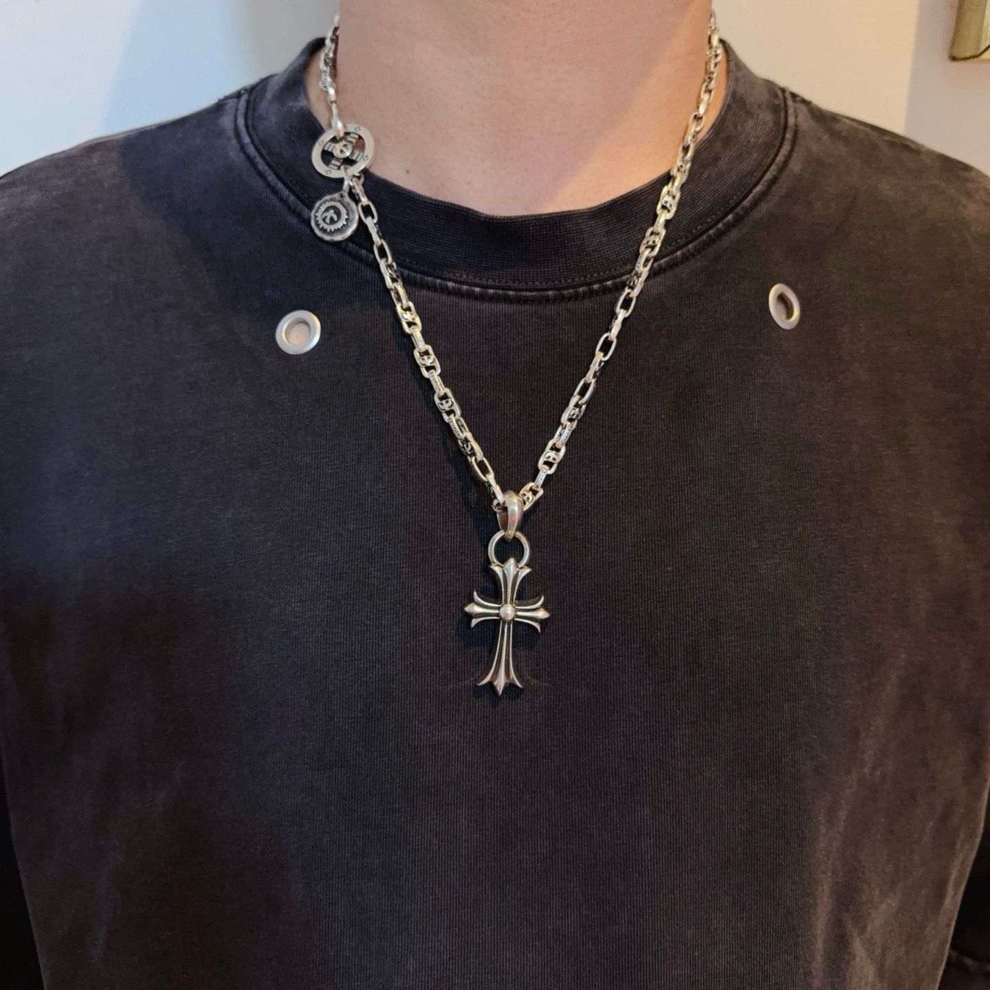 NO:643255,[New product on the shelves] Goro’s Takahashi Goro Heart Combination Necklace, the top version, be sure to take exclusive photos, focus on the high-end market, a popular model on Kuaishou/ins/Xiaohongshu, absolutely different from the ordinary version!  The product details in the pictures are consistent with ZP!  Original production process, exquisite quality, purely handmade ~ Genuine open mold, fashionable must-have, can be worn by both men and women, same style for couples, rock punk Thai silver style, retro elements, trendy and versatile, same style as the official website, fine jewelry, chrome hearts, necklace19860909【新品上架】Goro’s高桥吾郞克罗心结合项链 顶级版本,认准独家拍摄,主攻高端市场 ,快手/ins/小红书热门款,绝对区别普通版本！图片产品细节与ZP一致！原版制作工艺 精工品质 纯手工打造 ～正品开模潮流时尚必备 男女均可佩戴 情侣款同款 摇滚朋克泰银风格 复古元素 潮流百搭 官网同款,饰品精品,chrome hearts,necklace,Jewelry