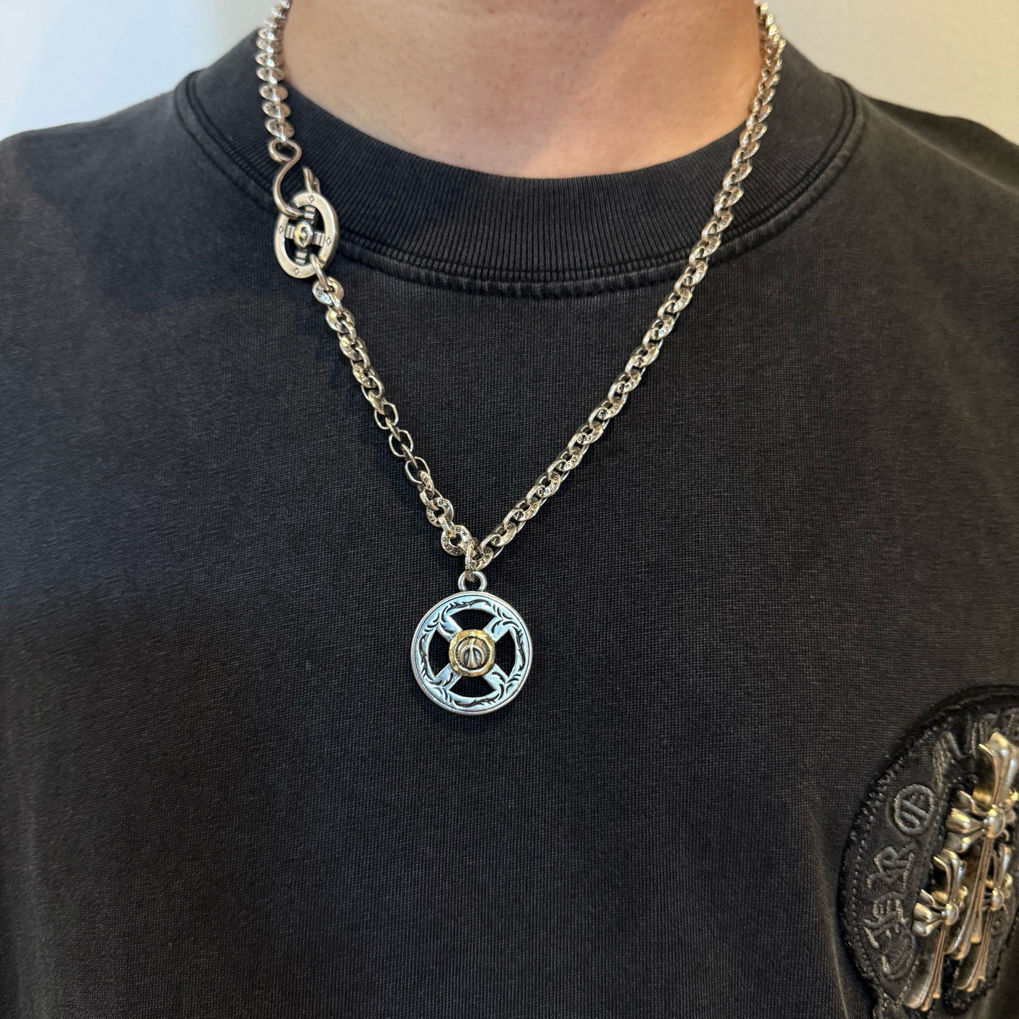 NO:643277,[New products on the shelves] Goro’s Goro Takahashi Golden Circle Pendant, Goro Takahashi Necklace, top version, exclusive shooting, focusing on the high-end market, popular model on Kuaishou/ins/Xiaohongshu, absolutely different from the ordinary version!  The product details in the pictures are consistent with ZP!  Original production process, exquisite quality, purely handmade ~ Authentic mold opening, trendy and fashionable must-have, can be worn by both men and women, the same style for couples, rock punk Thai silver style, retro elements, trendy and versatile, the same style as the official website, boutique jewelry, necklace19860909【新品上架】Goro’s高桥吾郎点金圆牌吊坠,高桥吾郎项链,顶级版本,认准独家拍摄,主攻高端市场 ,快手/ins/小红书热门款,绝对区别普通版本！图片产品细节与ZP一致！原版制作工艺 精工品质 纯手工打造 ～正品开模潮流时尚必备 男女均可佩戴 情侣款同款 摇滚朋克泰银风格 复古元素 潮流百搭 官网同款,饰品精品,necklace,Jewelry