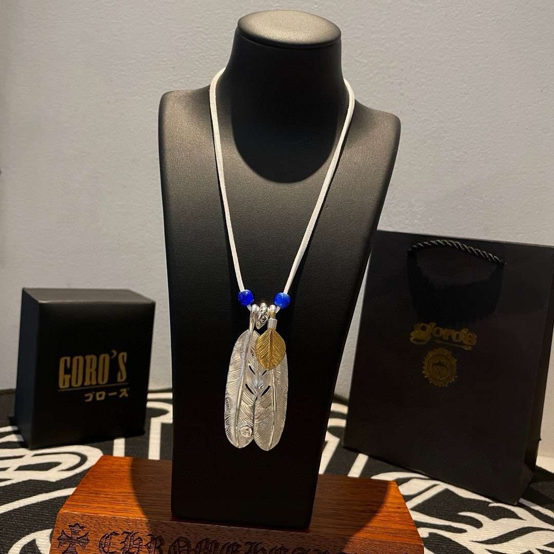 批💰155  【新品上架】Goro&rsquo;s高桥吾郎银羽毛吊坠，经典鹿皮绳琉璃项链，顶级版本，认准独家拍摄，主攻高端市场 ，快手/ins/小红书热门款，绝对区别普通版本！图片产品细节与ZP一致！原版制作工艺 精工品质 纯手工打造 ～正品开模💝潮流时尚必备 男女均可佩戴 情侣款同款 摇滚朋克泰银风格 复古元素 潮流百搭 官网同款❤️