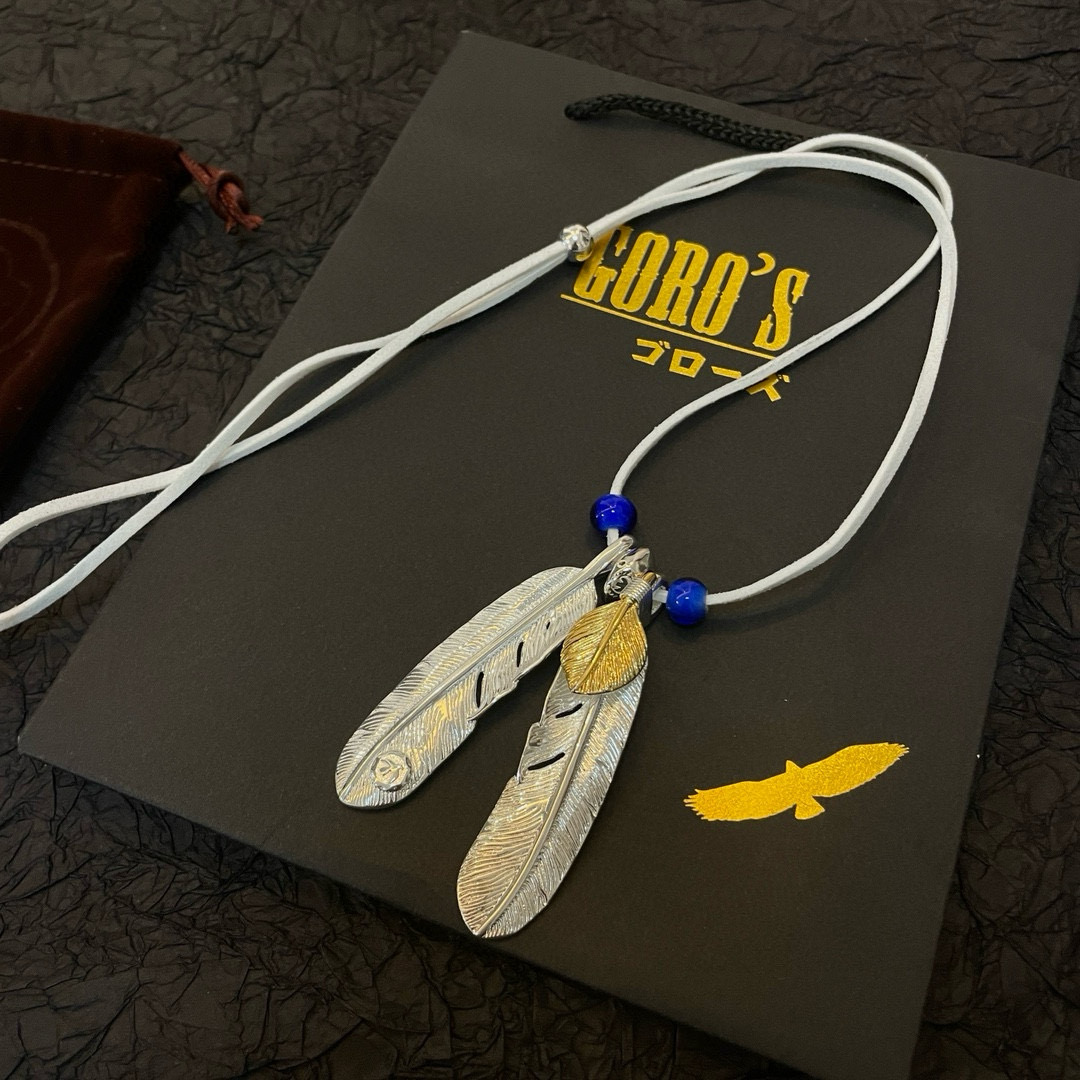 批💰155  【新品上架】Goro&rsquo;s高桥吾郎银羽毛吊坠，经典鹿皮绳琉璃项链，顶级版本，认准独家拍摄，主攻高端市场 ，快手/ins/小红书热门款，绝对区别普通版本！图片产品细节与ZP一致！原版制作工艺 精工品质 纯手工打造 ～正品开模💝潮流时尚必备 男女均可佩戴 情侣款同款 摇滚朋克泰银风格 复古元素 潮流百搭 官网同款❤️