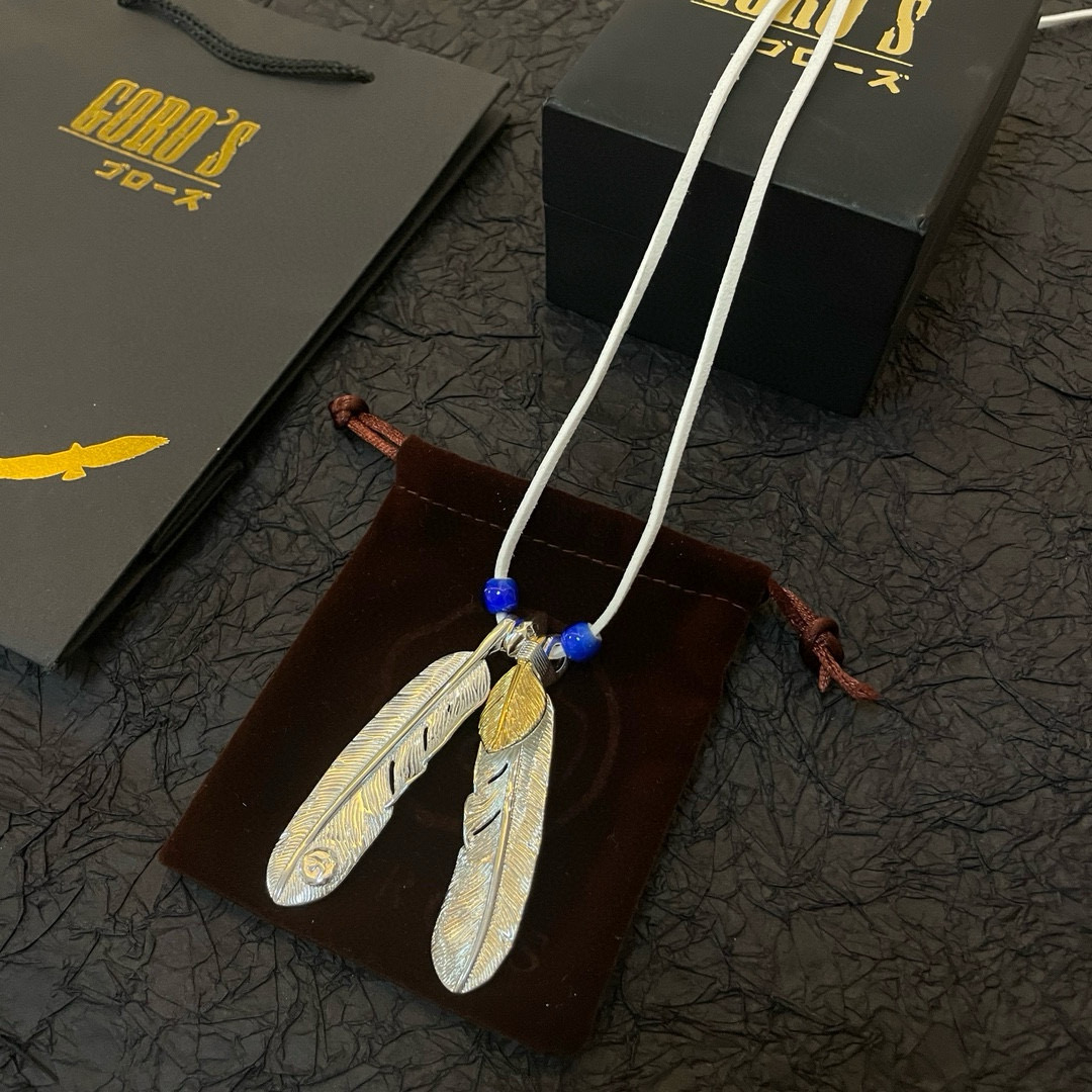 批💰155  【新品上架】Goro&rsquo;s高桥吾郎银羽毛吊坠，经典鹿皮绳琉璃项链，顶级版本，认准独家拍摄，主攻高端市场 ，快手/ins/小红书热门款，绝对区别普通版本！图片产品细节与ZP一致！原版制作工艺 精工品质 纯手工打造 ～正品开模💝潮流时尚必备 男女均可佩戴 情侣款同款 摇滚朋克泰银风格 复古元素 潮流百搭 官网同款❤️