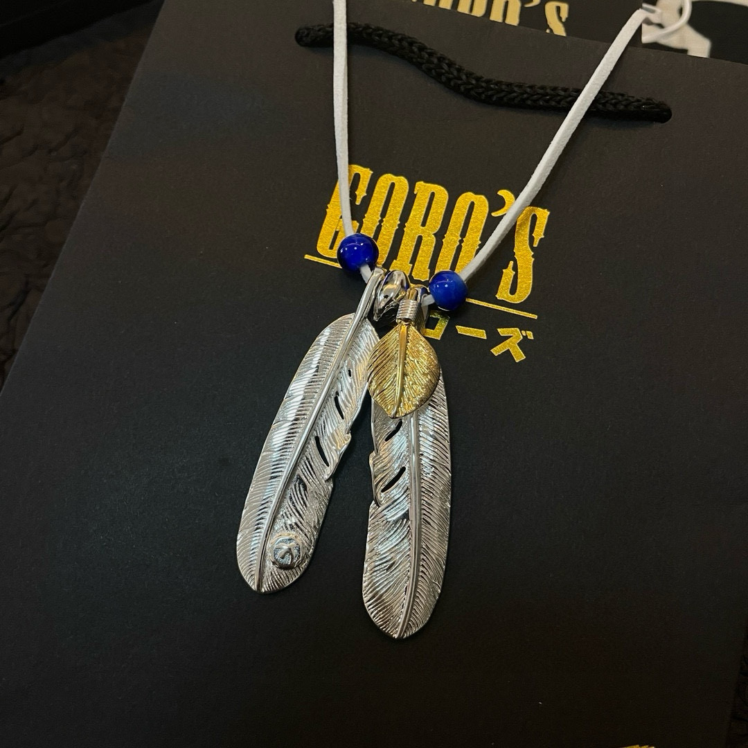 批💰155  【新品上架】Goro&rsquo;s高桥吾郎银羽毛吊坠，经典鹿皮绳琉璃项链，顶级版本，认准独家拍摄，主攻高端市场 ，快手/ins/小红书热门款，绝对区别普通版本！图片产品细节与ZP一致！原版制作工艺 精工品质 纯手工打造 ～正品开模💝潮流时尚必备 男女均可佩戴 情侣款同款 摇滚朋克泰银风格 复古元素 潮流百搭 官网同款❤️