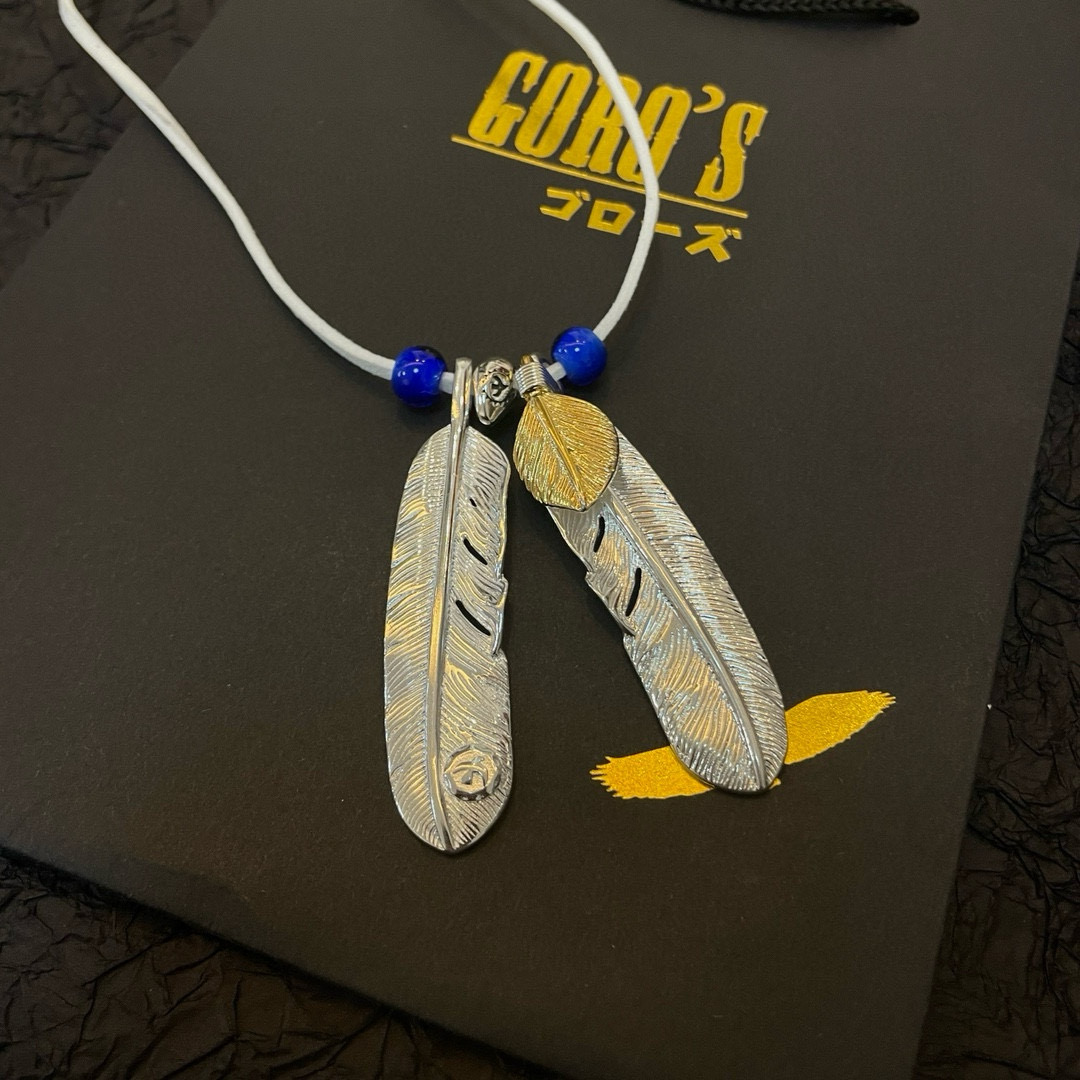 批💰155  【新品上架】Goro&rsquo;s高桥吾郎银羽毛吊坠，经典鹿皮绳琉璃项链，顶级版本，认准独家拍摄，主攻高端市场 ，快手/ins/小红书热门款，绝对区别普通版本！图片产品细节与ZP一致！原版制作工艺 精工品质 纯手工打造 ～正品开模💝潮流时尚必备 男女均可佩戴 情侣款同款 摇滚朋克泰银风格 复古元素 潮流百搭 官网同款❤️